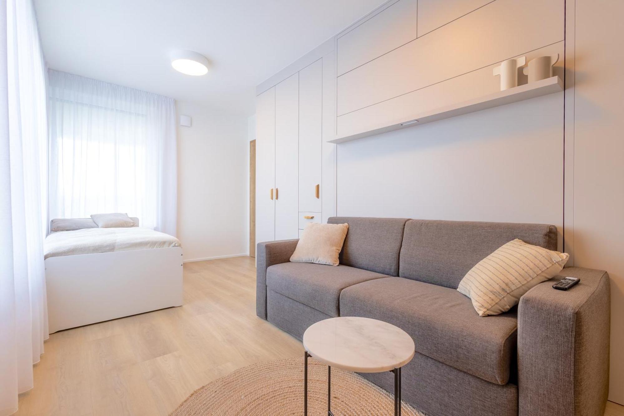 Apartment Bright 2br - 8th Floor, Balcony, Free Parking - By Gravity Prague