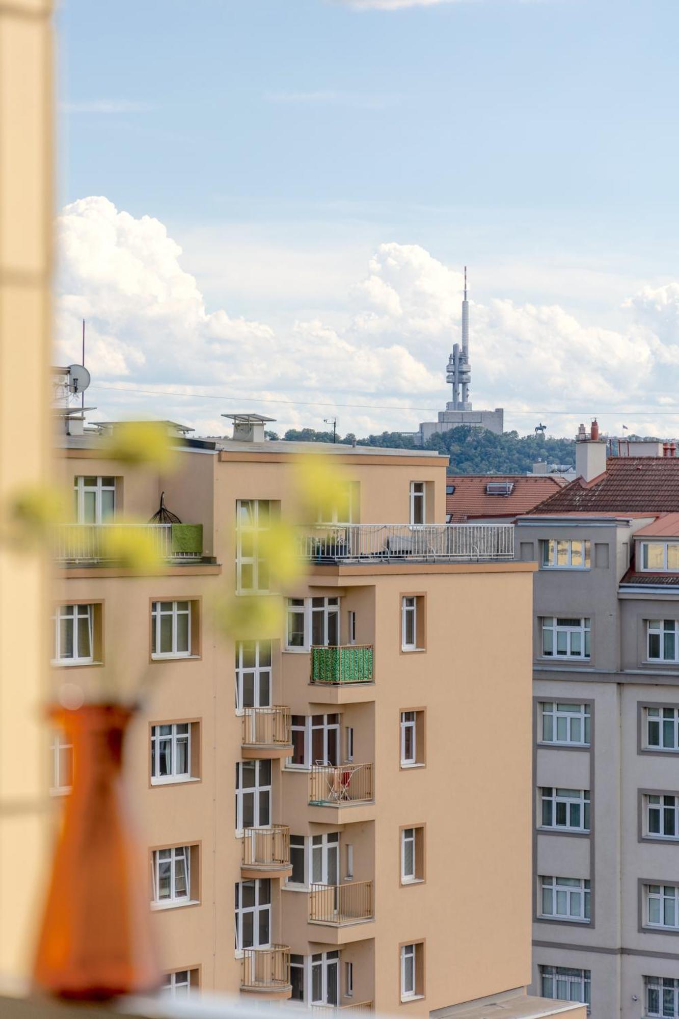 Bright 2br - 8th Floor, Balcony, Free Parking - By Gravity Prague