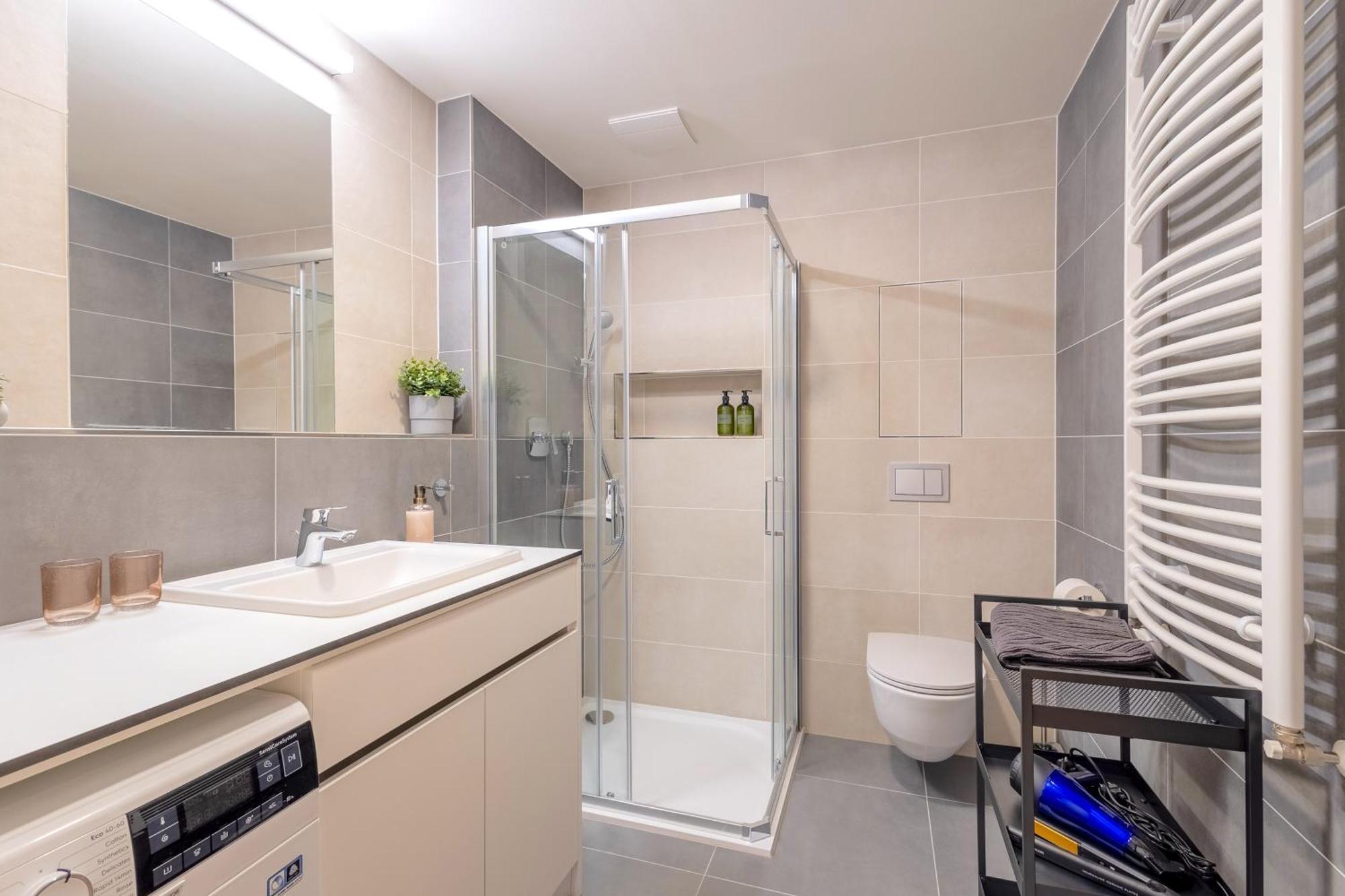 Bright 2br - 8th Floor, Balcony, Free Parking - By Gravity