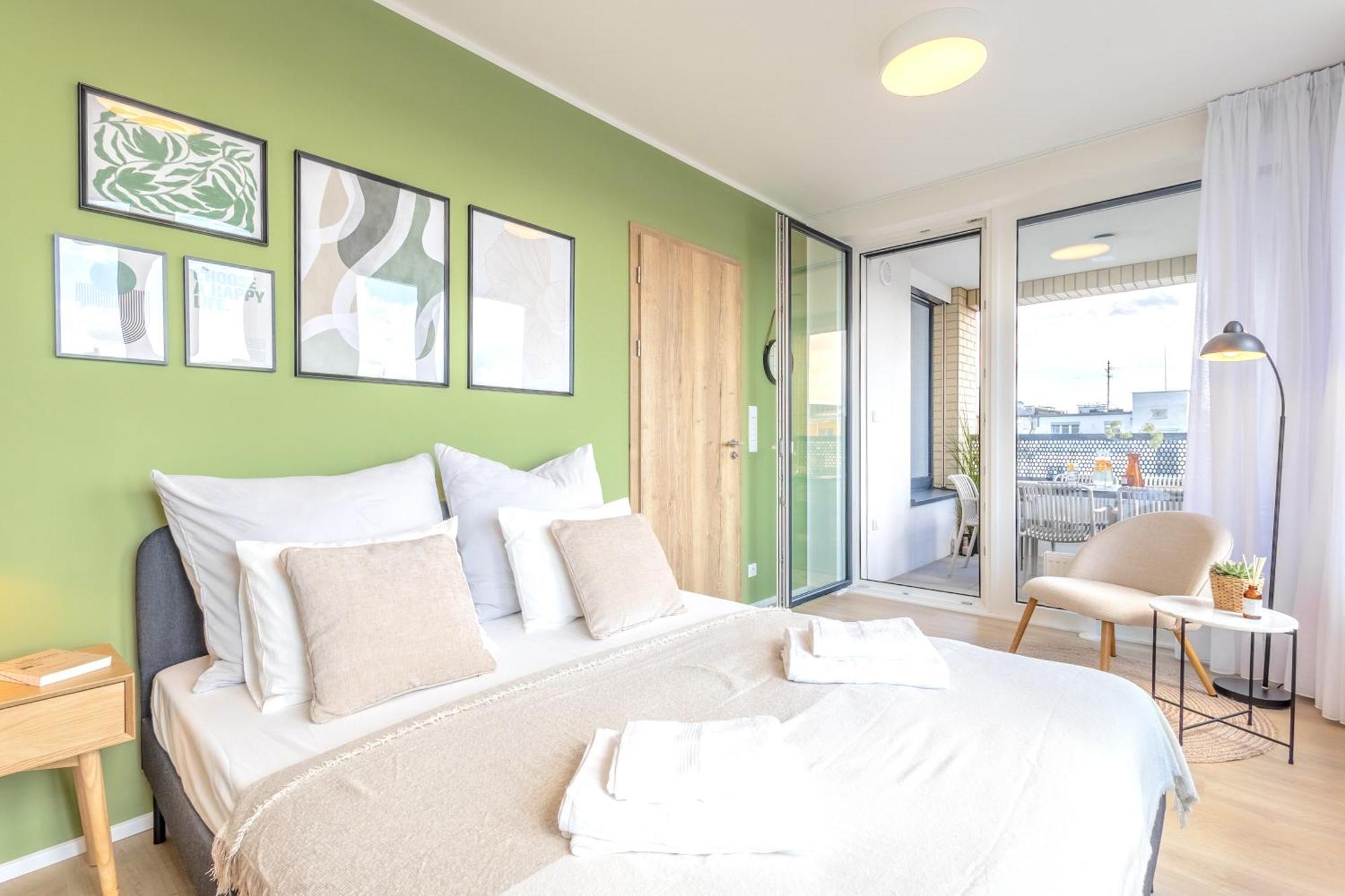 Bright 2br - 8th Floor, Balcony, Free Parking - By Gravity Apartment