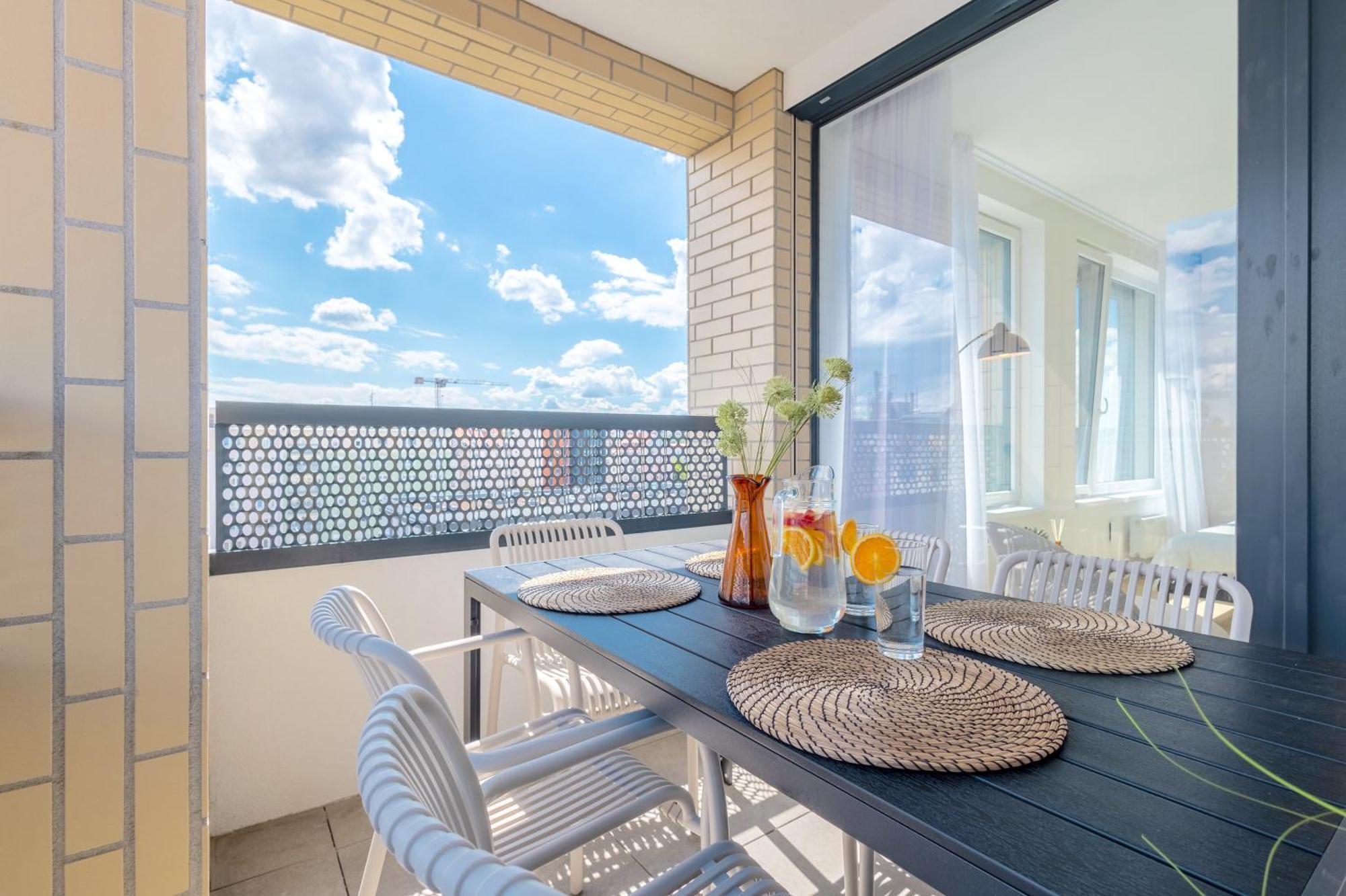 Apartment Bright 2br - 8th Floor, Balcony, Free Parking - By Gravity *