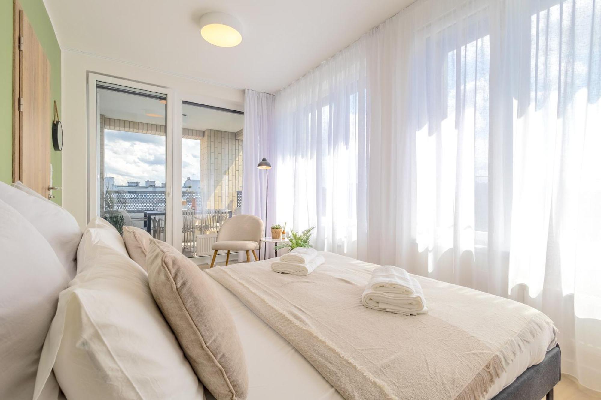 Apartment Bright 2br - 8th Floor, Balcony, Free Parking - By Gravity Prague