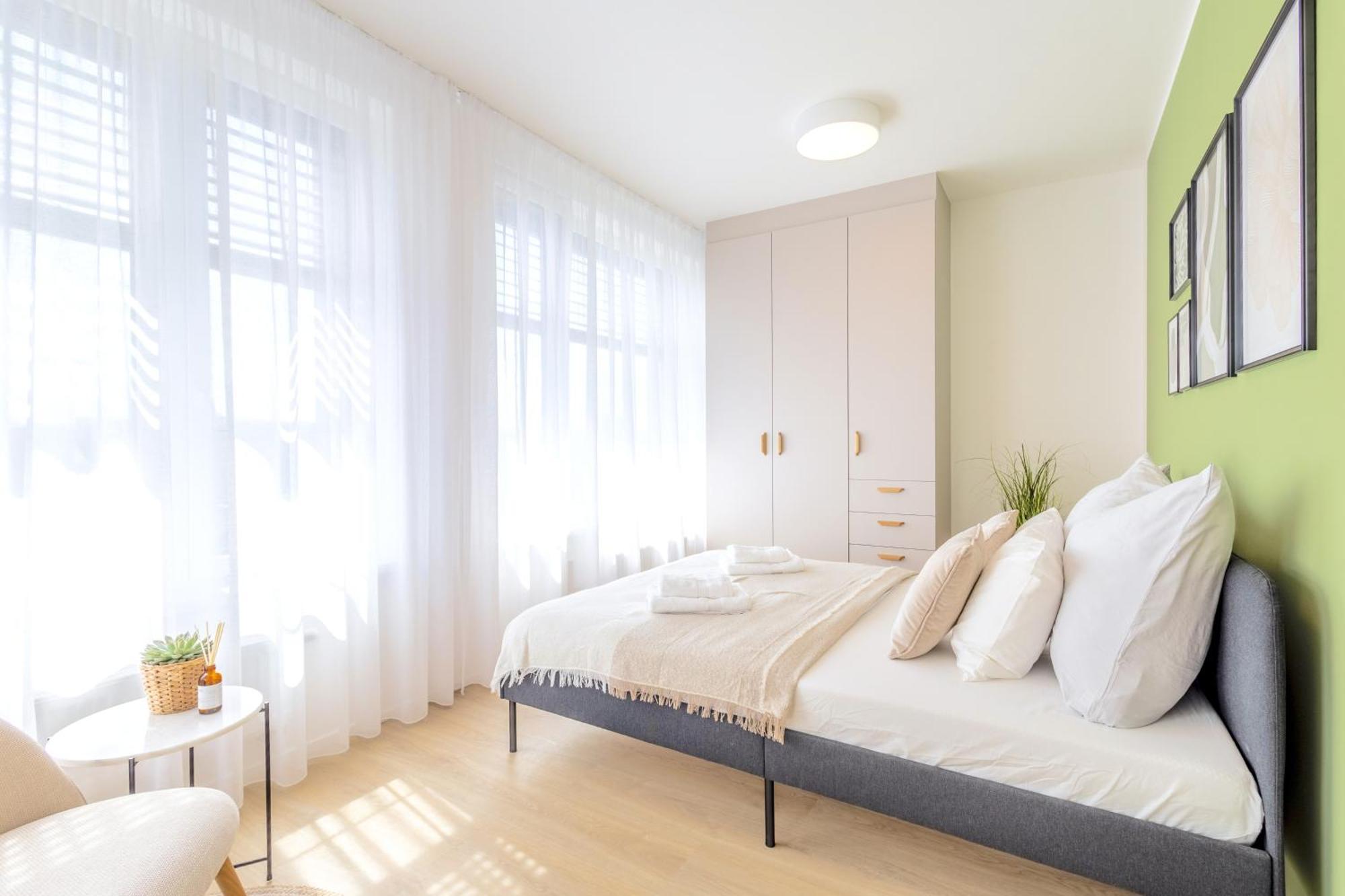 Bright 2br - 8th Floor, Balcony, Free Parking - By Gravity *