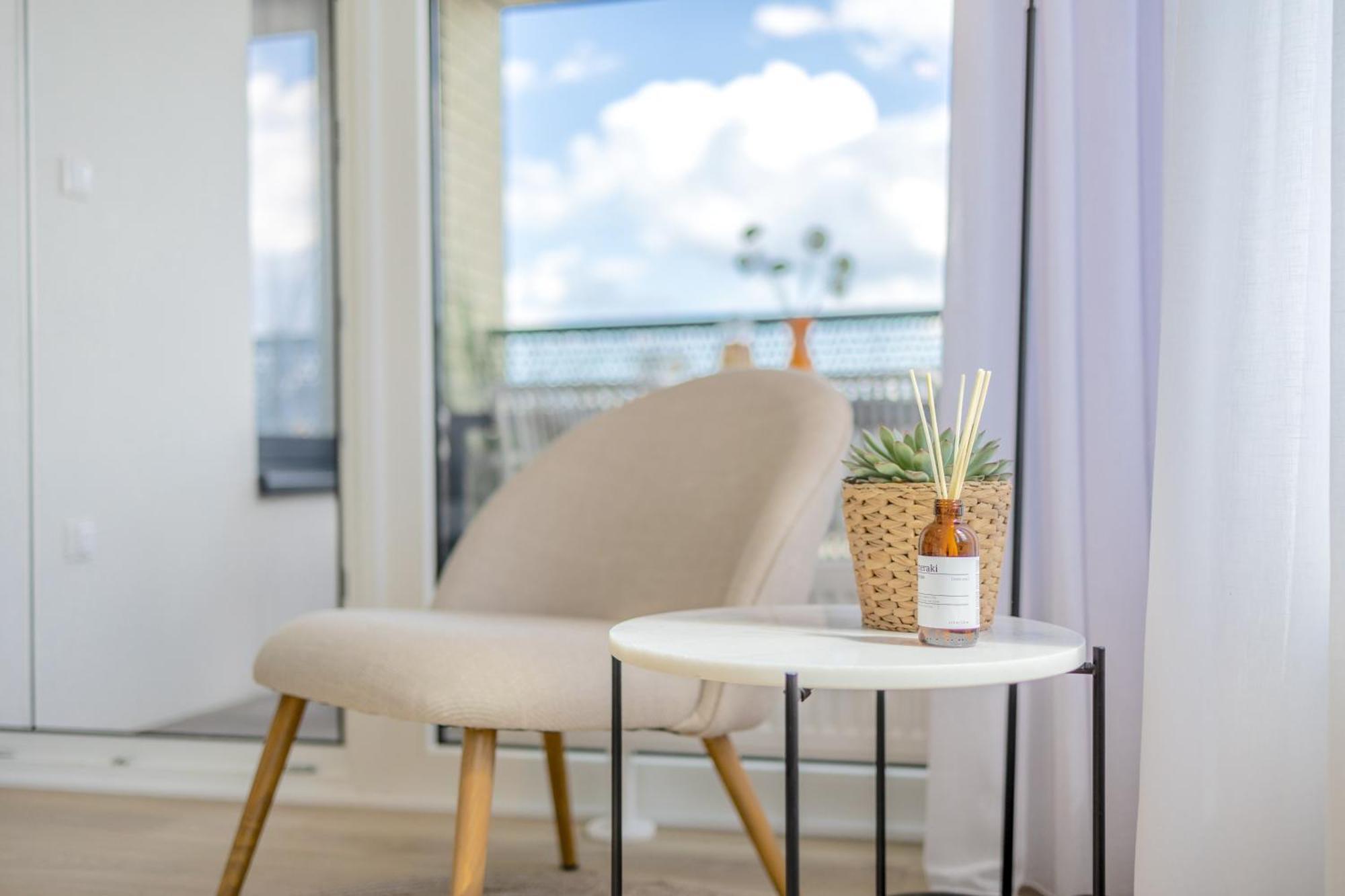 Bright 2br - 8th Floor, Balcony, Free Parking - By Gravity Prague