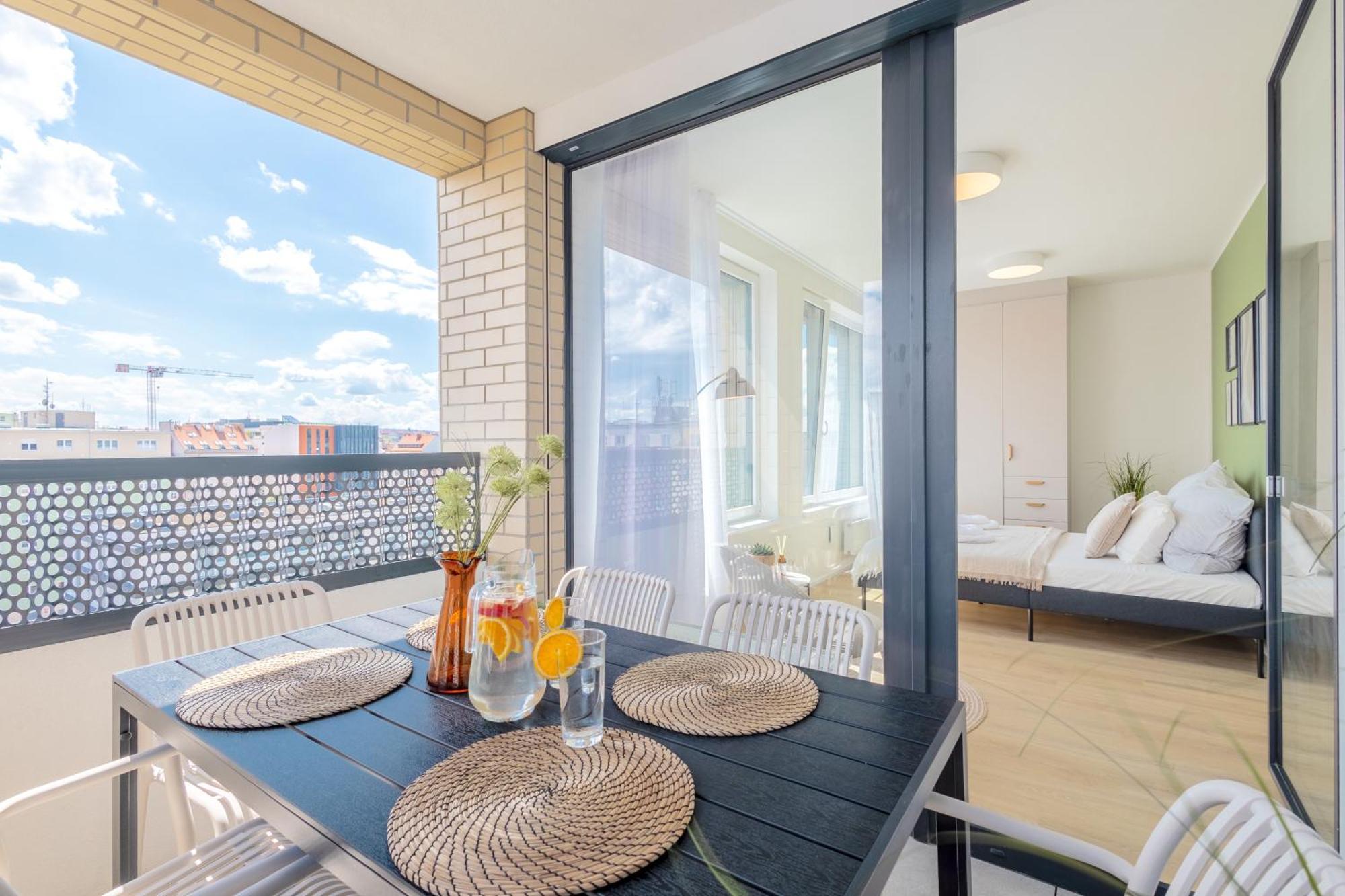 Bright 2br - 8th Floor, Balcony, Free Parking - By Gravity * Prague