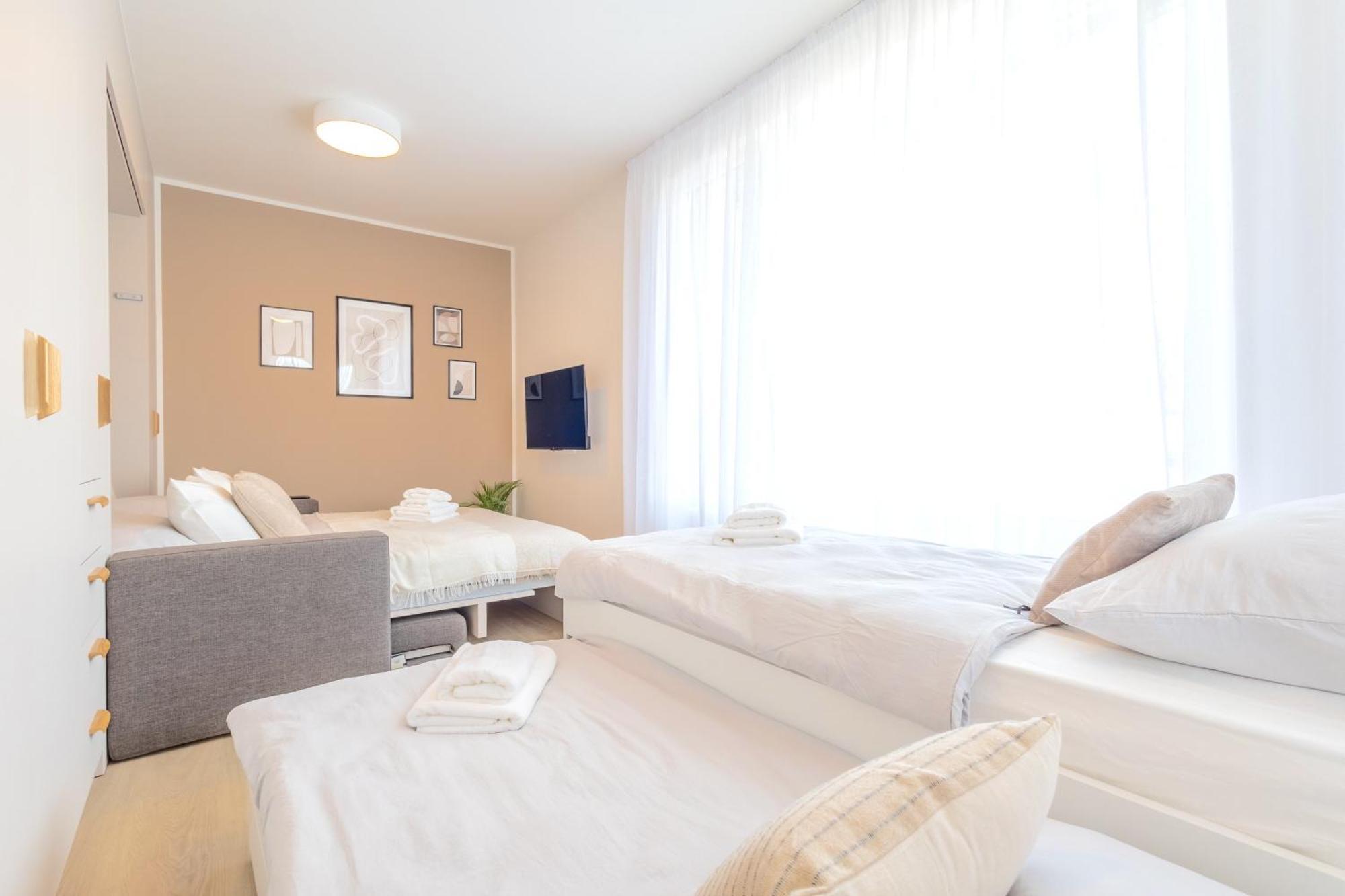 Apartment Bright 2br - 8th Floor, Balcony, Free Parking - By Gravity *