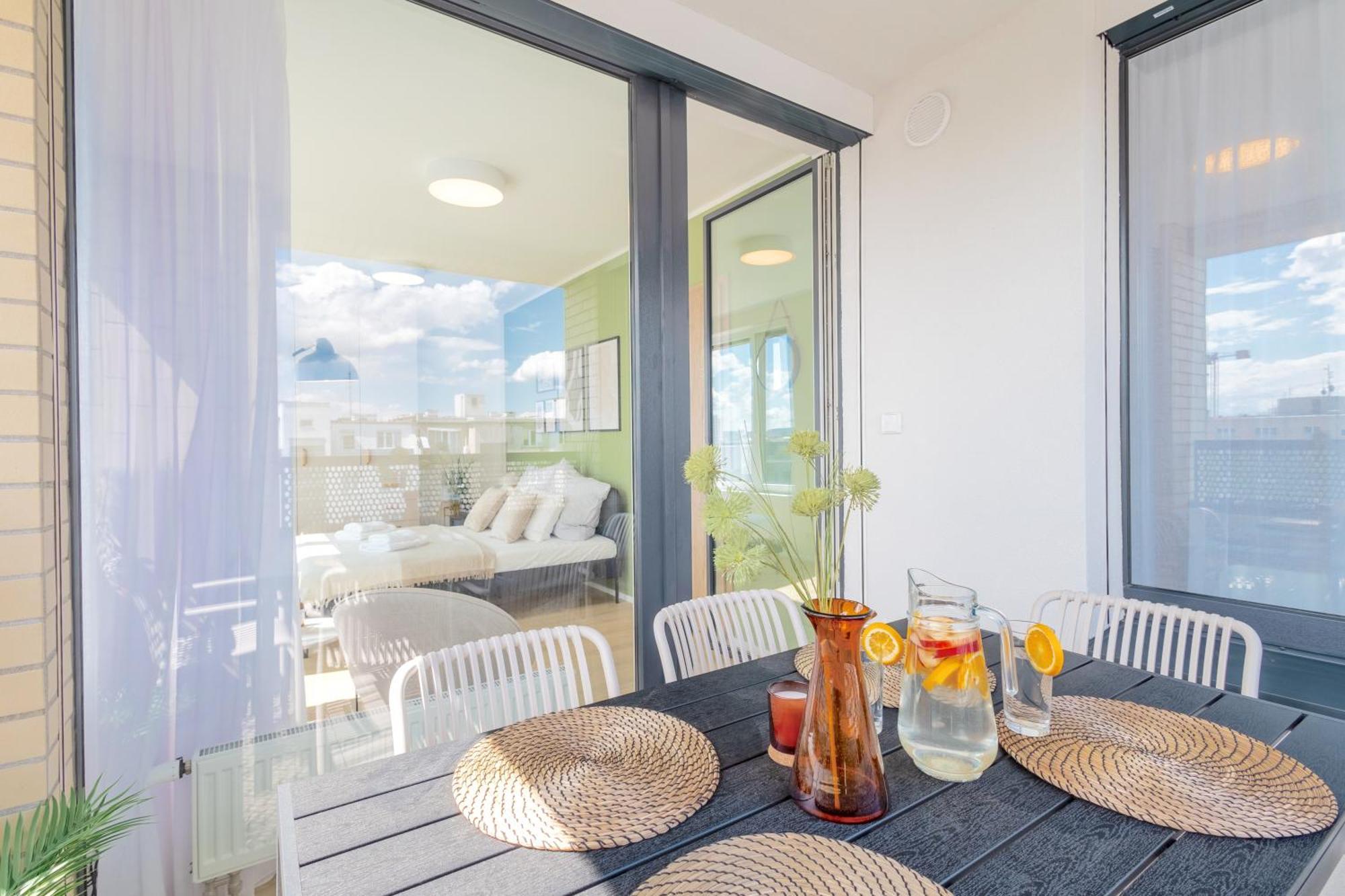 Bright 2br - 8th Floor, Balcony, Free Parking - By Gravity Apartment Prague