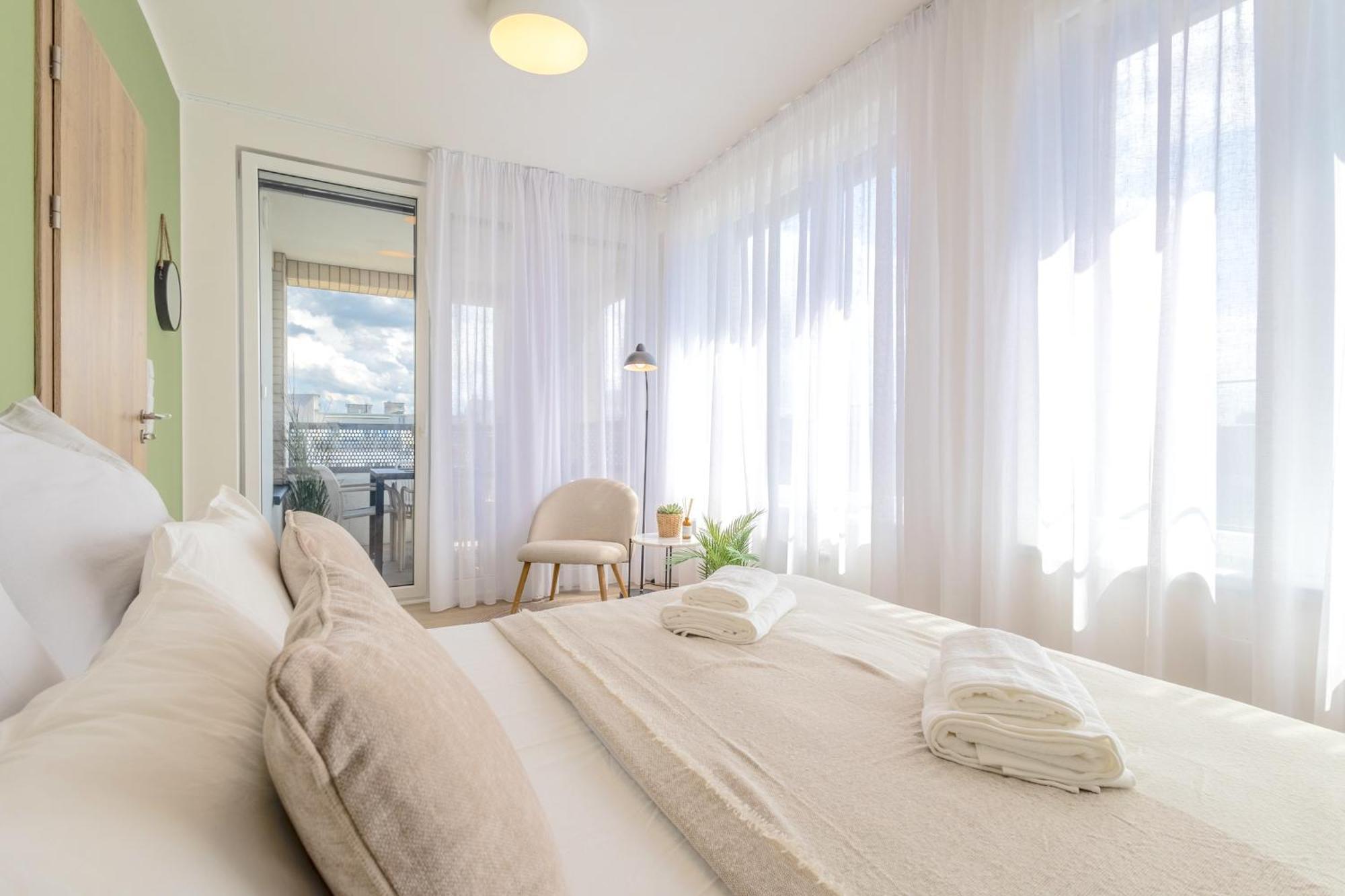 Apartment Bright 2br - 8th Floor, Balcony, Free Parking - By Gravity Prague
