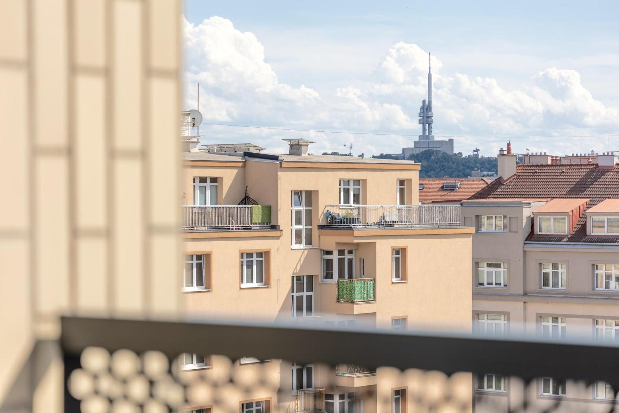 Bright 2br - 8th Floor, Balcony, Free Parking - By Gravity Apartment