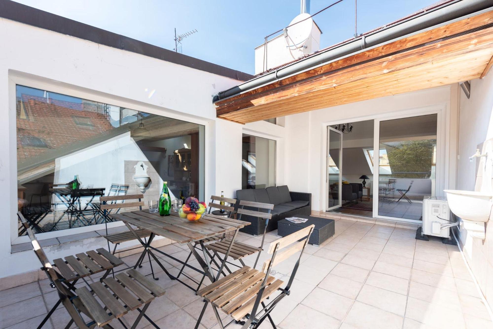 Cozy 4-bedrooms With Terrace Apartment *