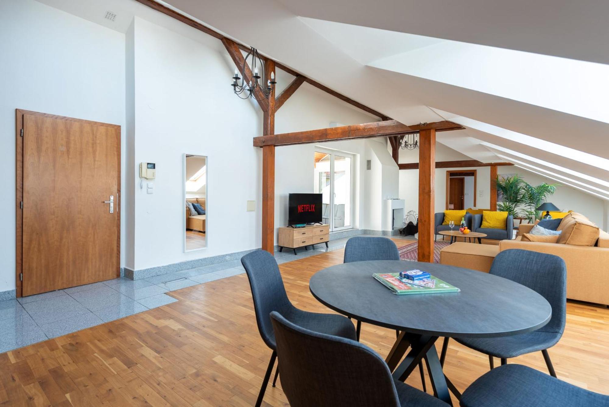 Cozy 4-bedrooms With Terrace * Prague