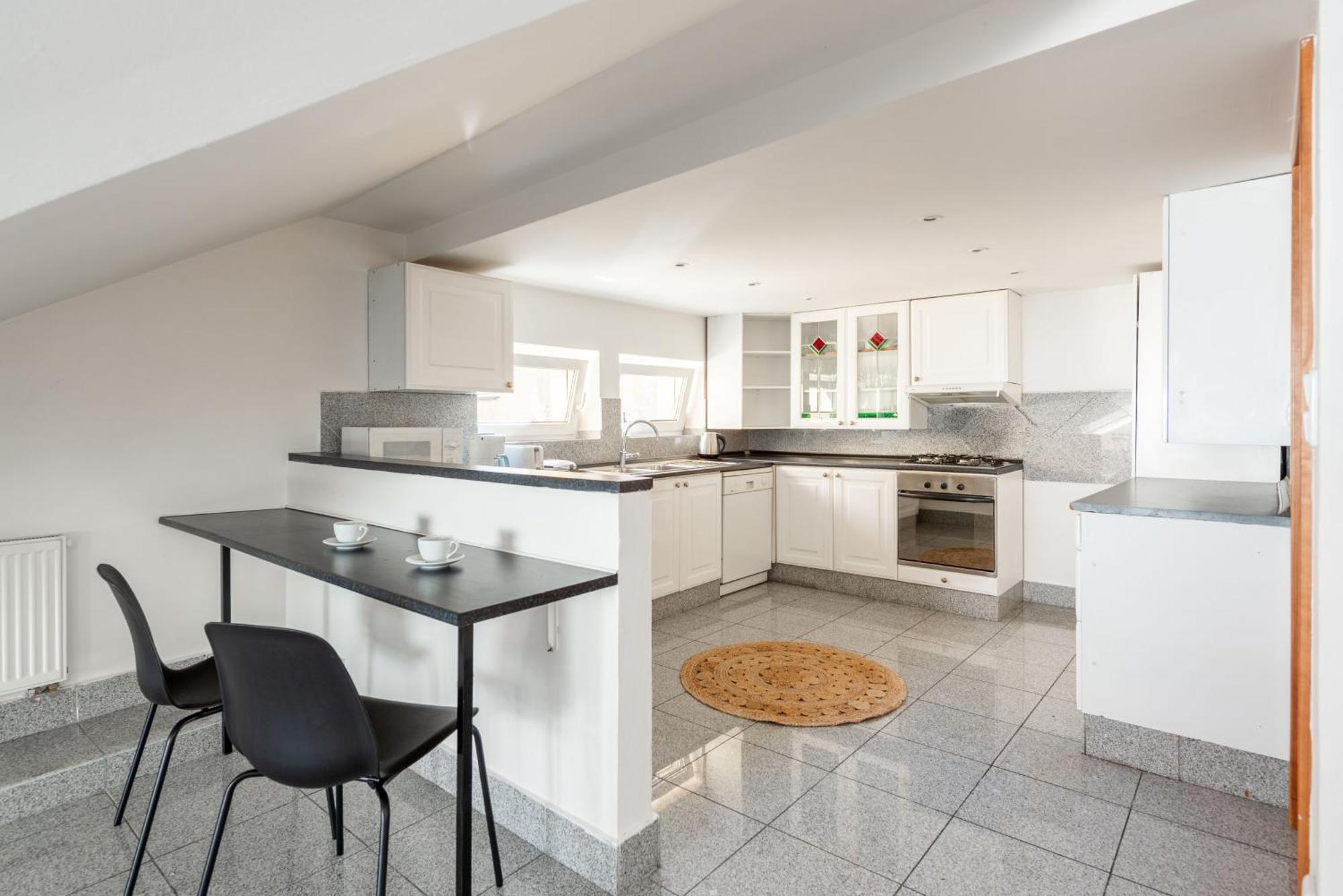 Cozy 4-bedrooms With Terrace Apartment *
