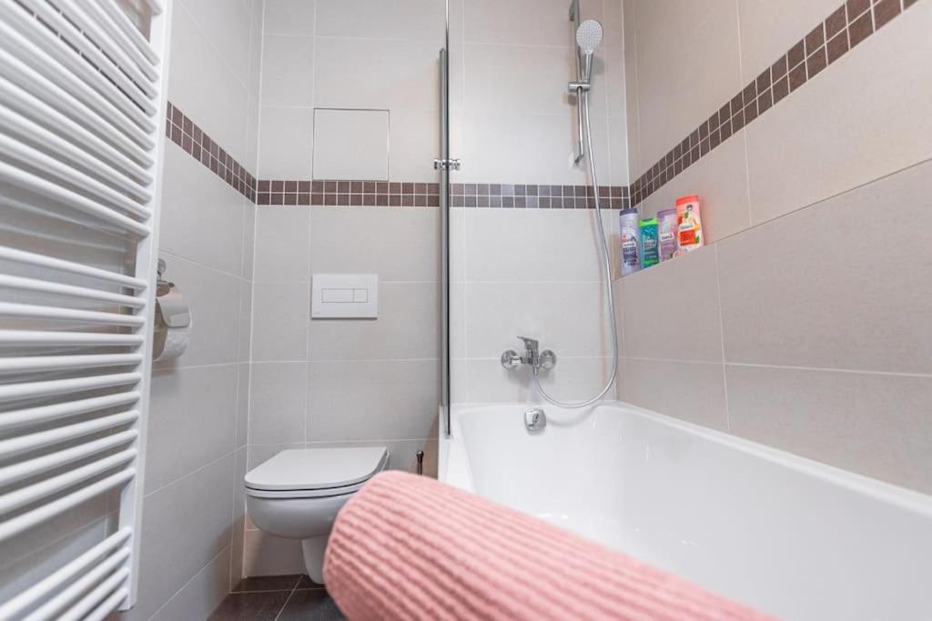 Flat With Bathtub & Balcony, Only 12min Centrum, 200mb Wifi Appartement *