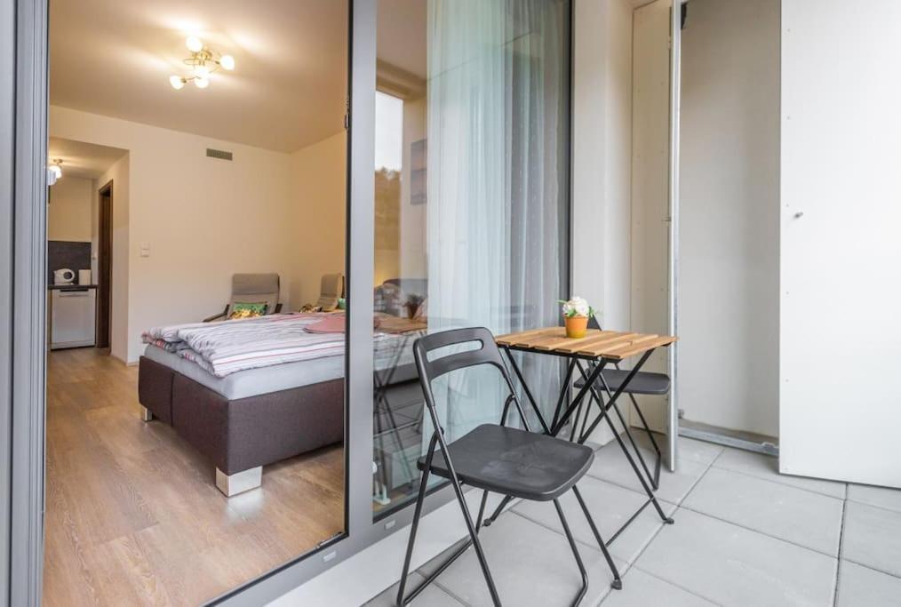 Flat With Bathtub & Balcony, Only 12min Centrum, 200mb Wifi Appartement Prague