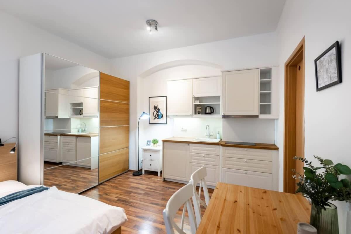 Daire Beautiful Cozy Gem Near Old Town Prag