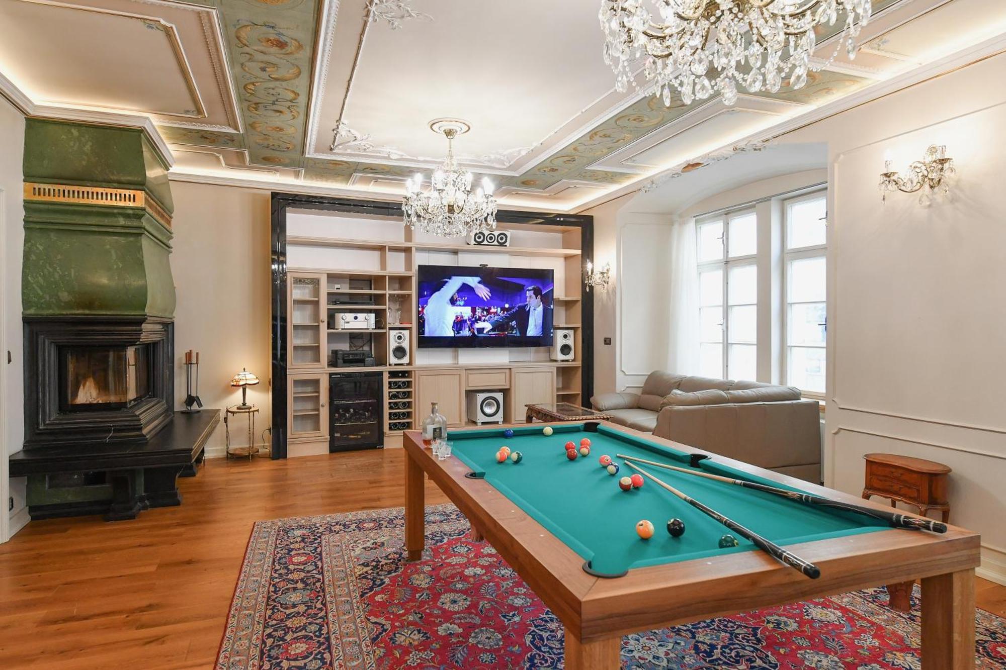 St Giles Sauna And Pool Table Apt *