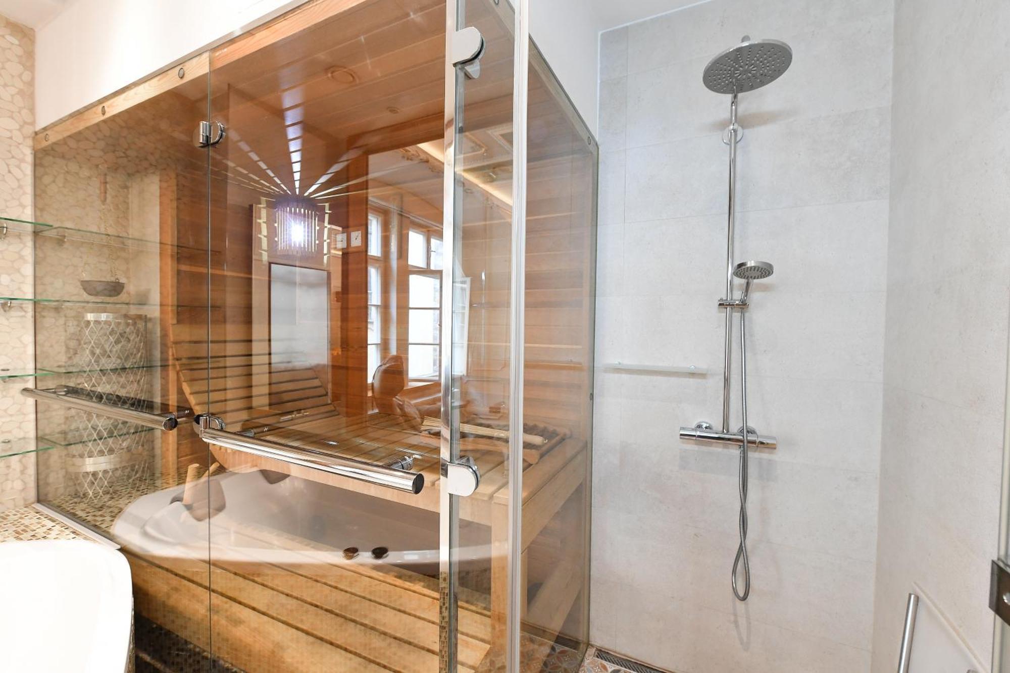 St Giles Sauna And Pool Table Apt