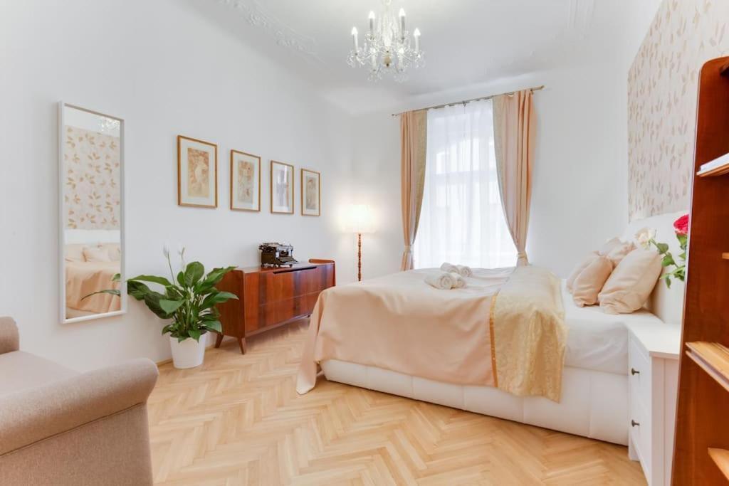 Days - 3bdr - Small Balcony - 2 Bathrooms - 90 Sqm * Prague