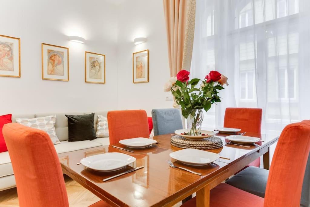 Apartment Days - 3bdr - Small Balcony - 2 Bathrooms - 90 Sqm Prague