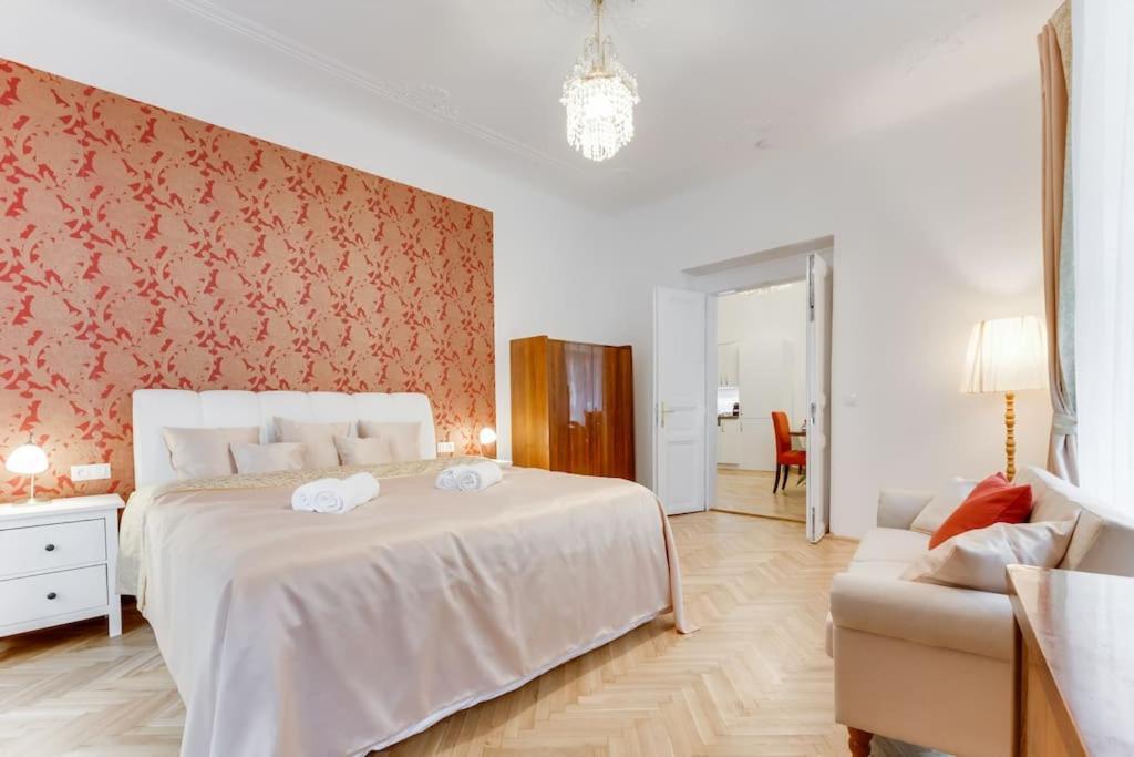 Apartment Days - 3bdr - Small Balcony - 2 Bathrooms - 90 Sqm Prague