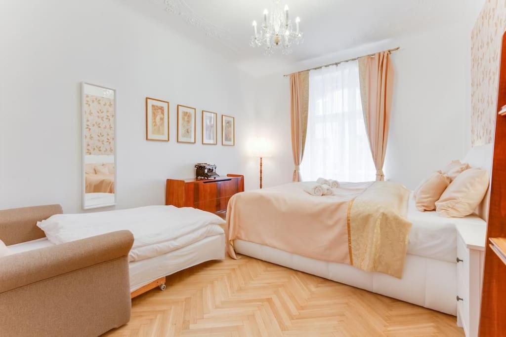 Days - 3bdr - Small Balcony - 2 Bathrooms - 90 Sqm Prague