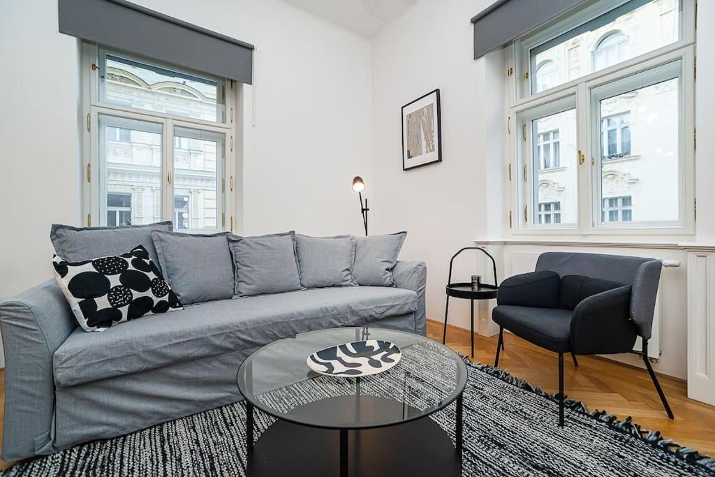 Bright And Designed In The Center Apartment *