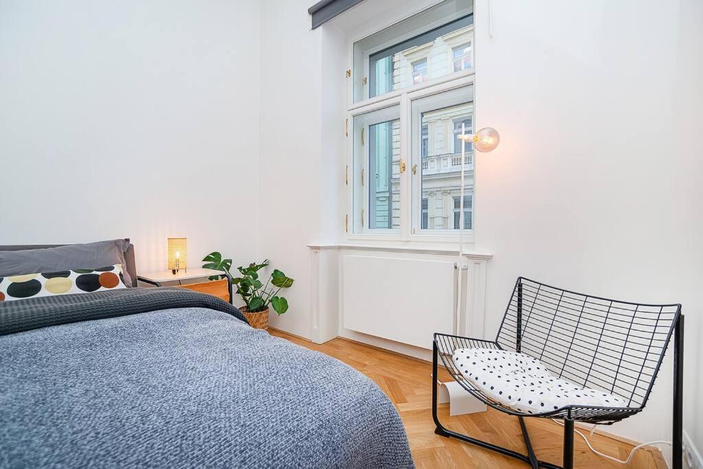 Bright And Designed In The Center Apartment *