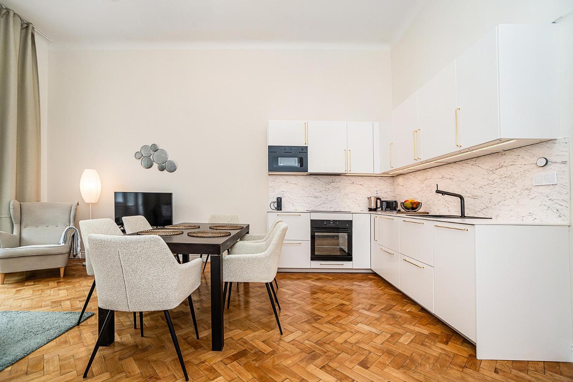 Bright With Terrace Apartment *