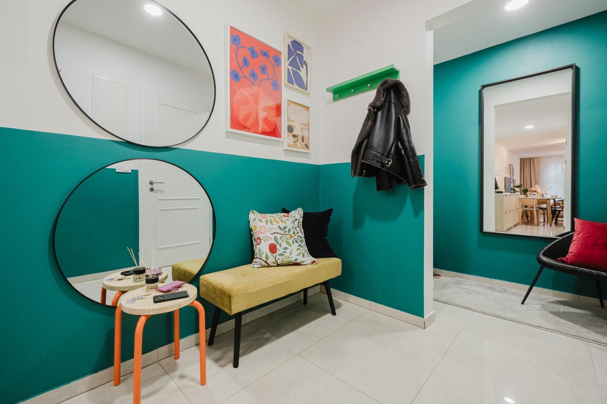 Days - Funky - Netflix - Center Apartment
