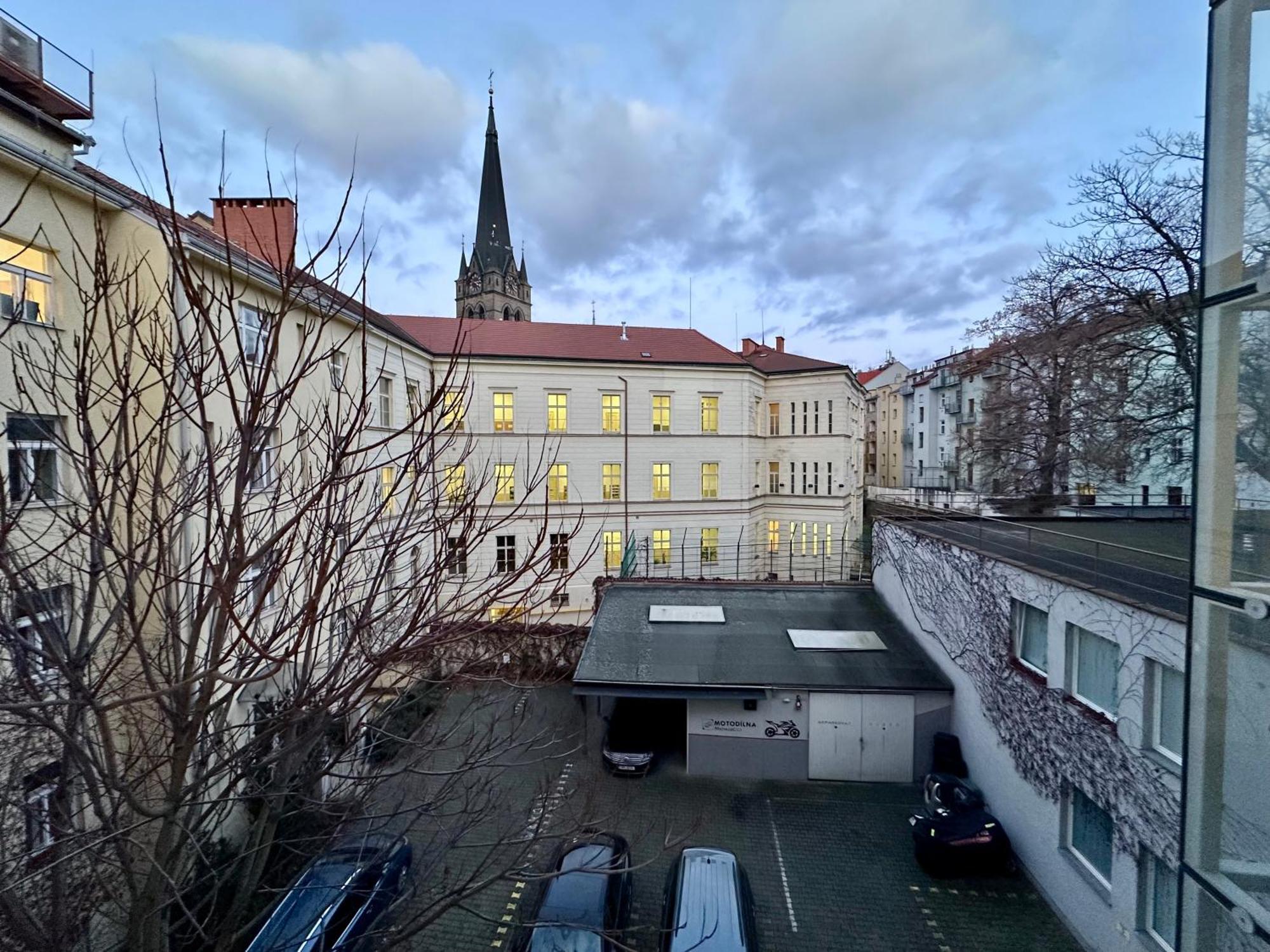 Stylish In Heart Of Zizkov Near Iconic Sites Prag