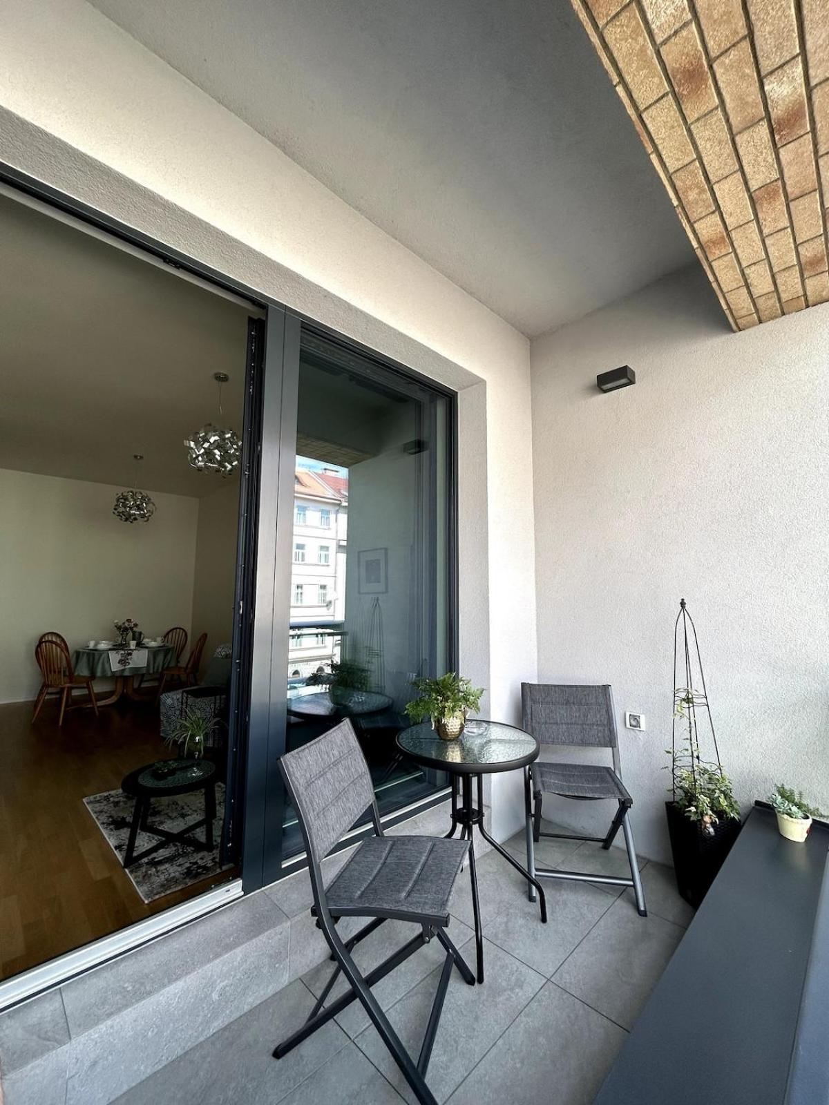 Apartment Viktoria With Garage & Balcony