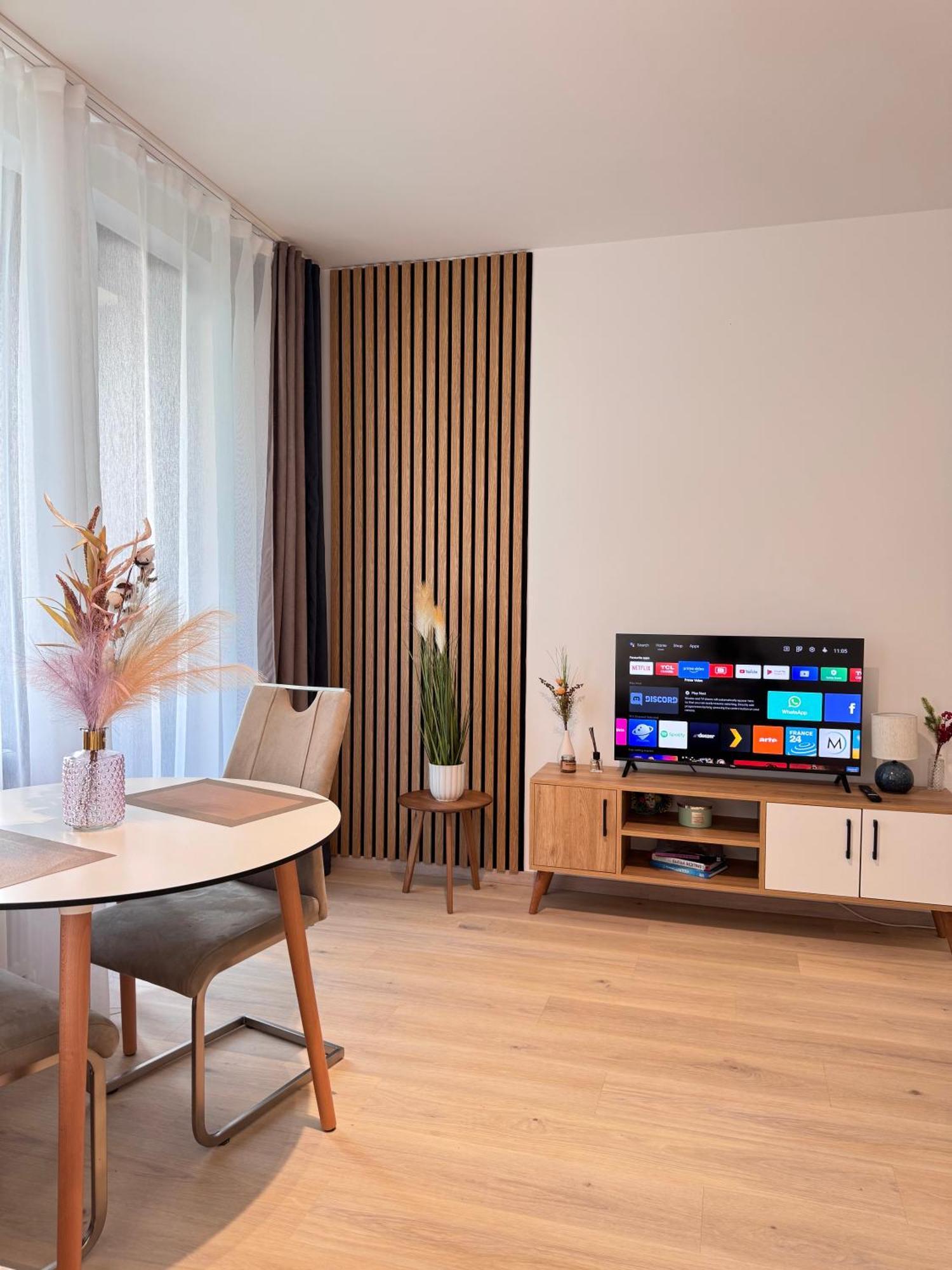 Cozy With A Balcony Apartment Prague