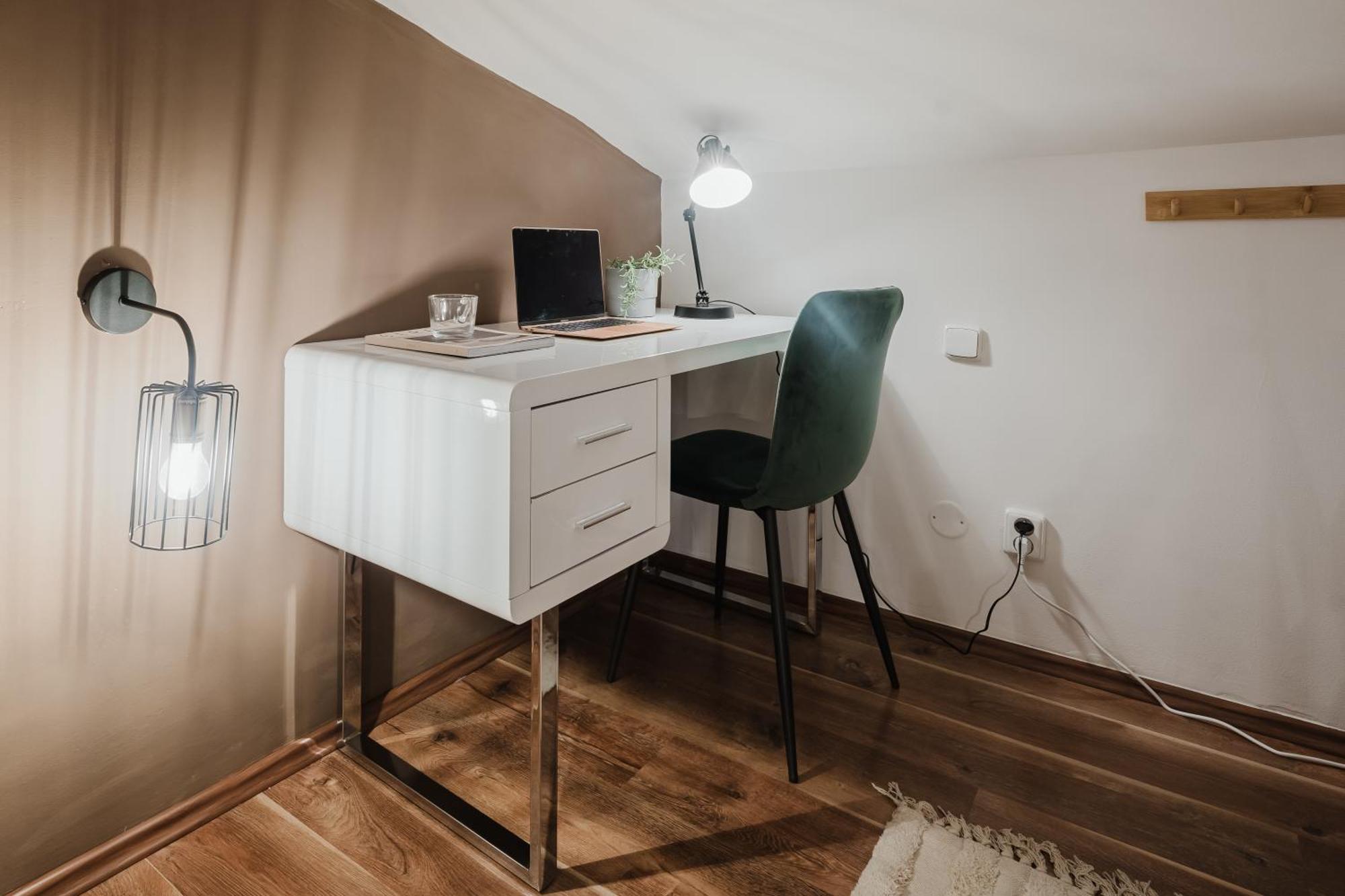 Days - Loft-style 1bdr - Workspace - Location Prag