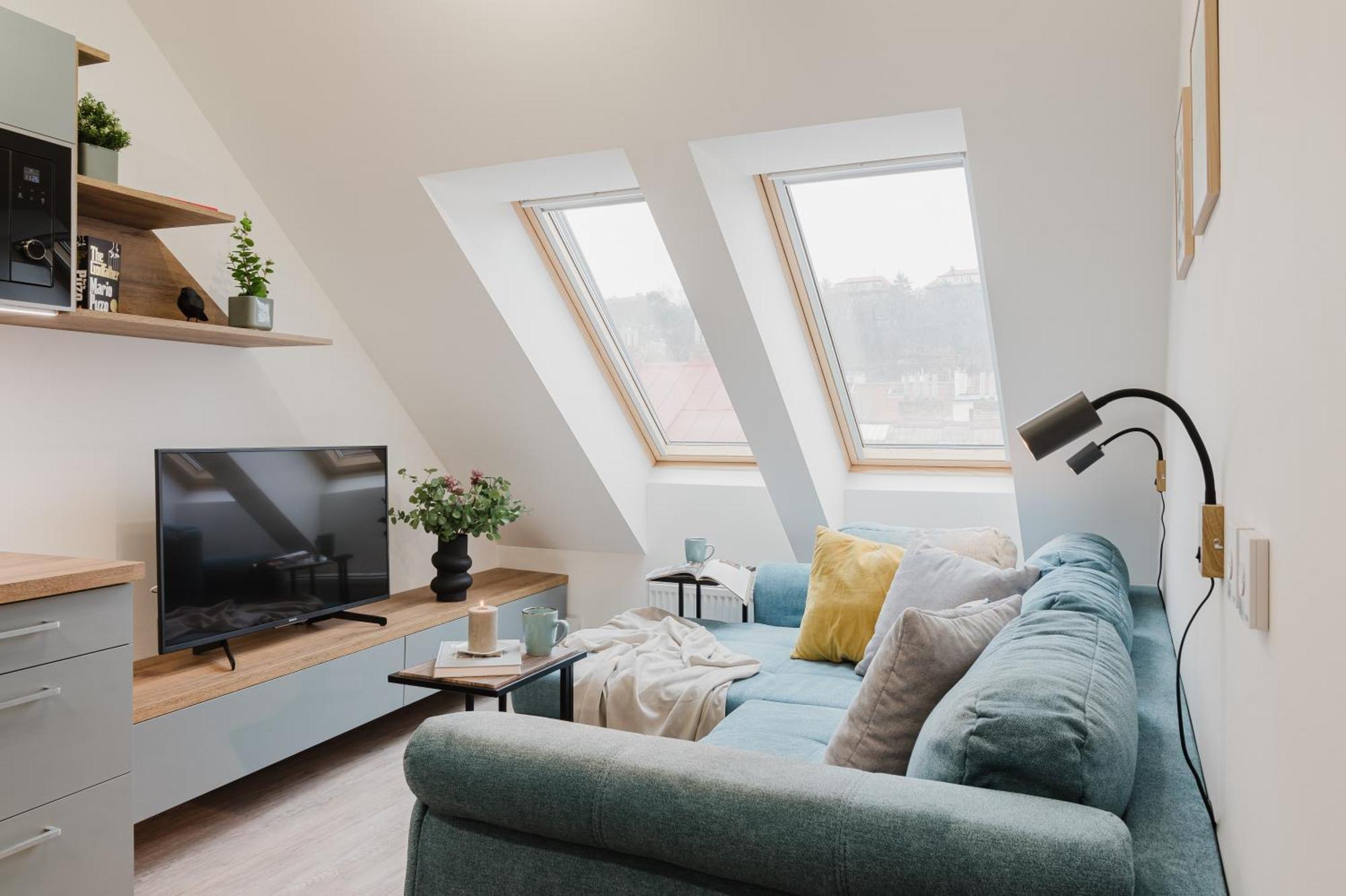 Days - Attic 1bdr - Workspace - Garage - Smichov * Prague