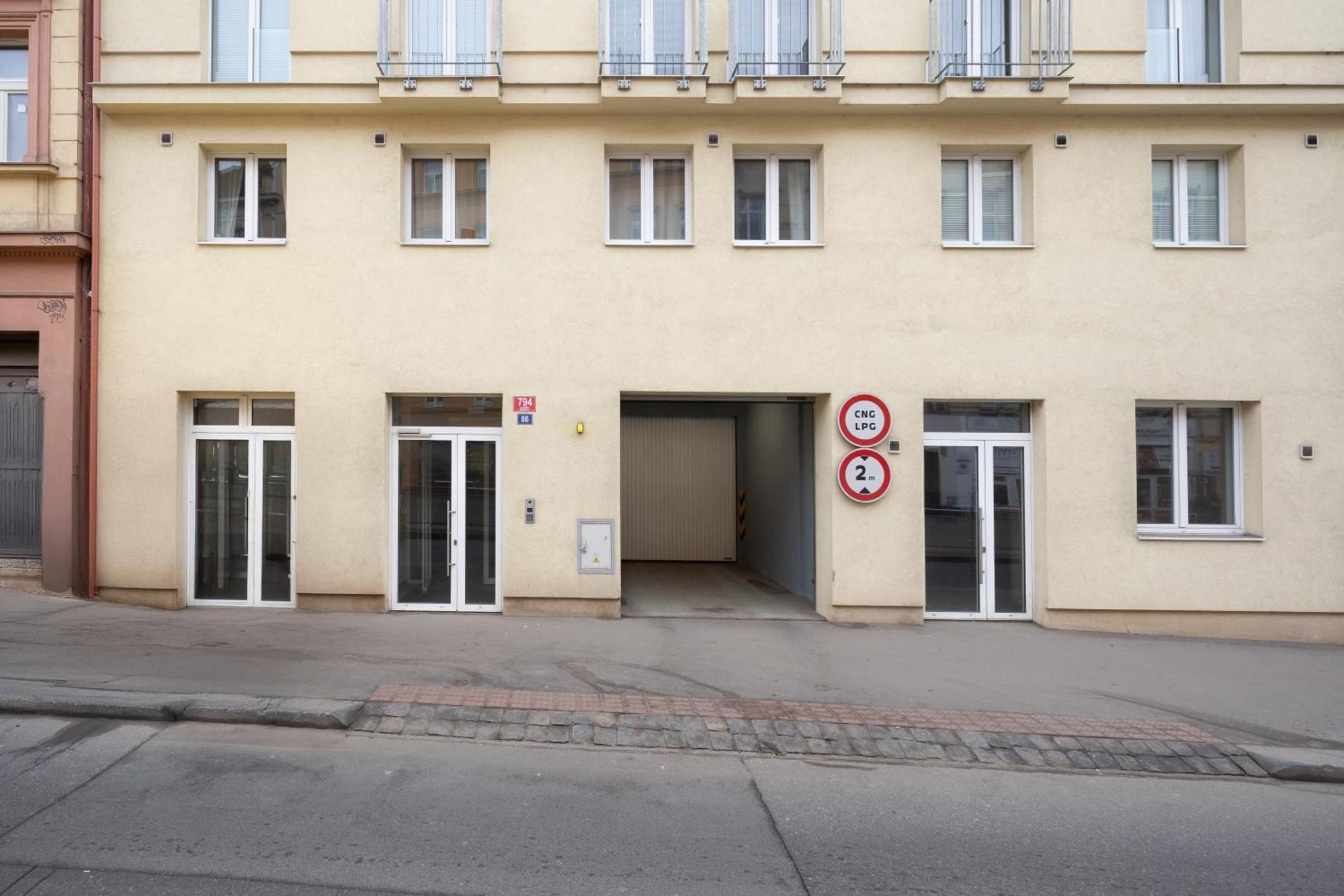 Apartment Days - Attic 1bdr - Workspace - Garage - Smichov *