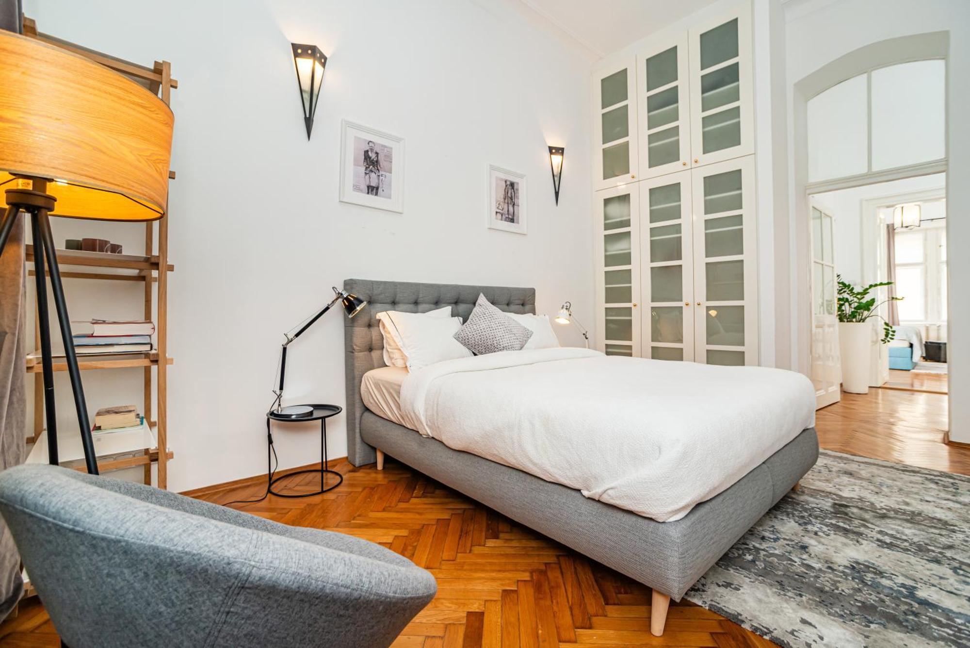 Spacious Two-bedroom In Old Town Appartement