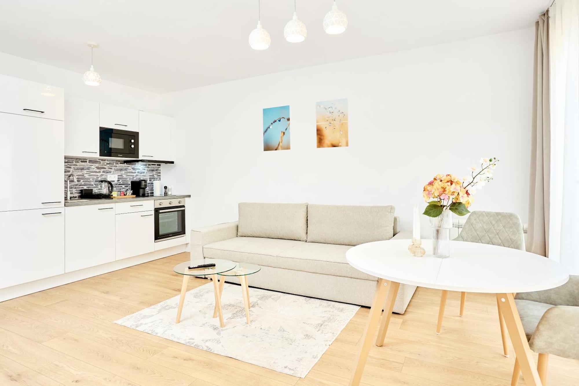 Azure - Cozy Center With Balcony Apartment