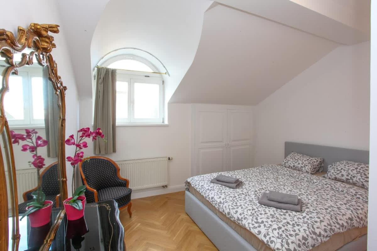 Apartment Charles Bridge Unique Maisonette *