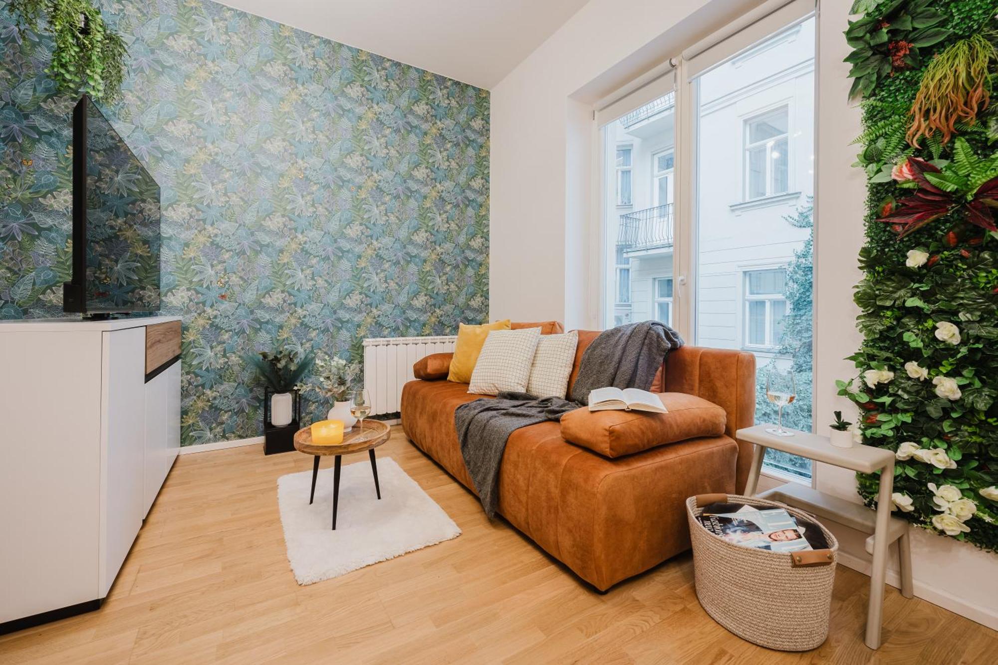 Days - With Balcony And Netflix In Location