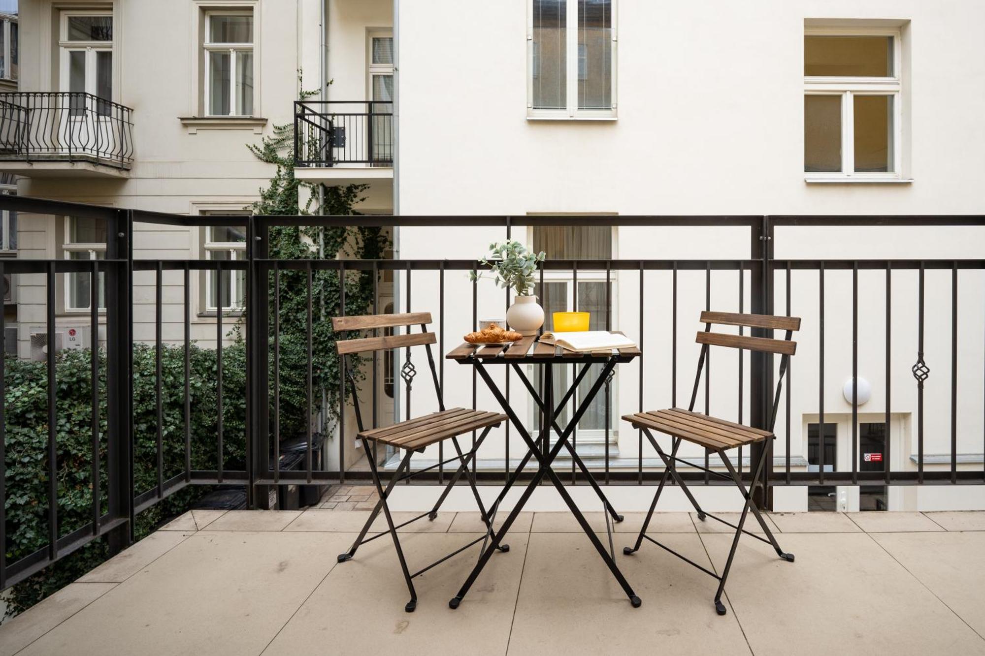 Days - With Balcony And Netflix In Location Prag