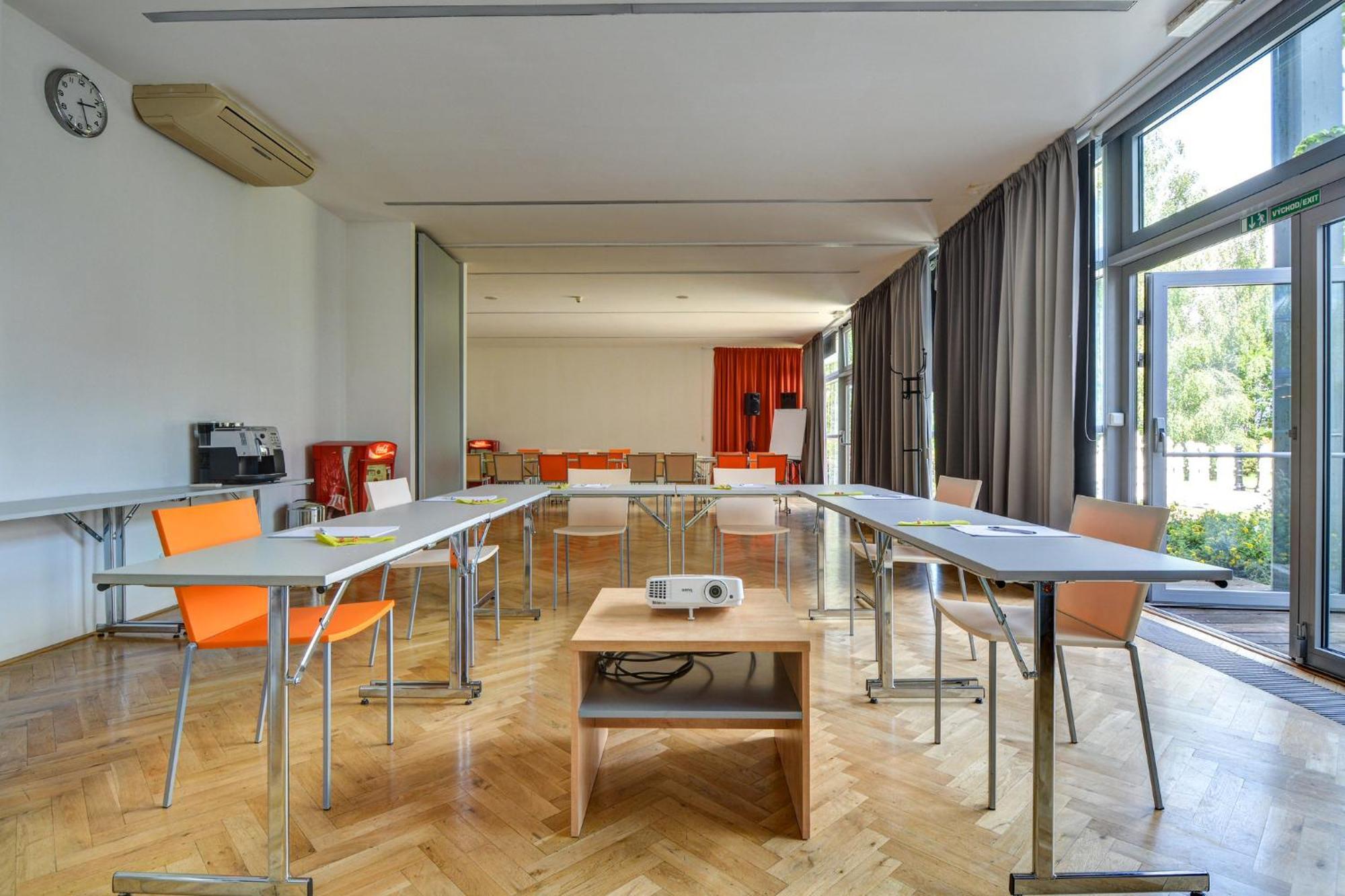 Hotel Airport By Ihg 4*