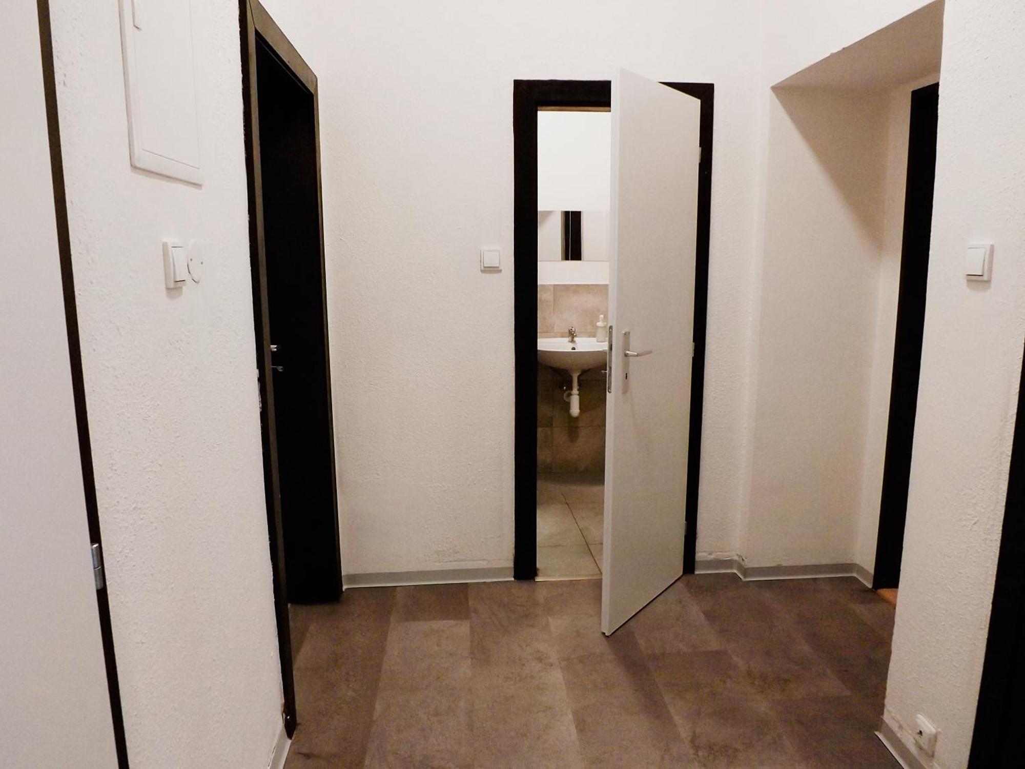 B5 Single Simple Room In Prague 7 Homestay