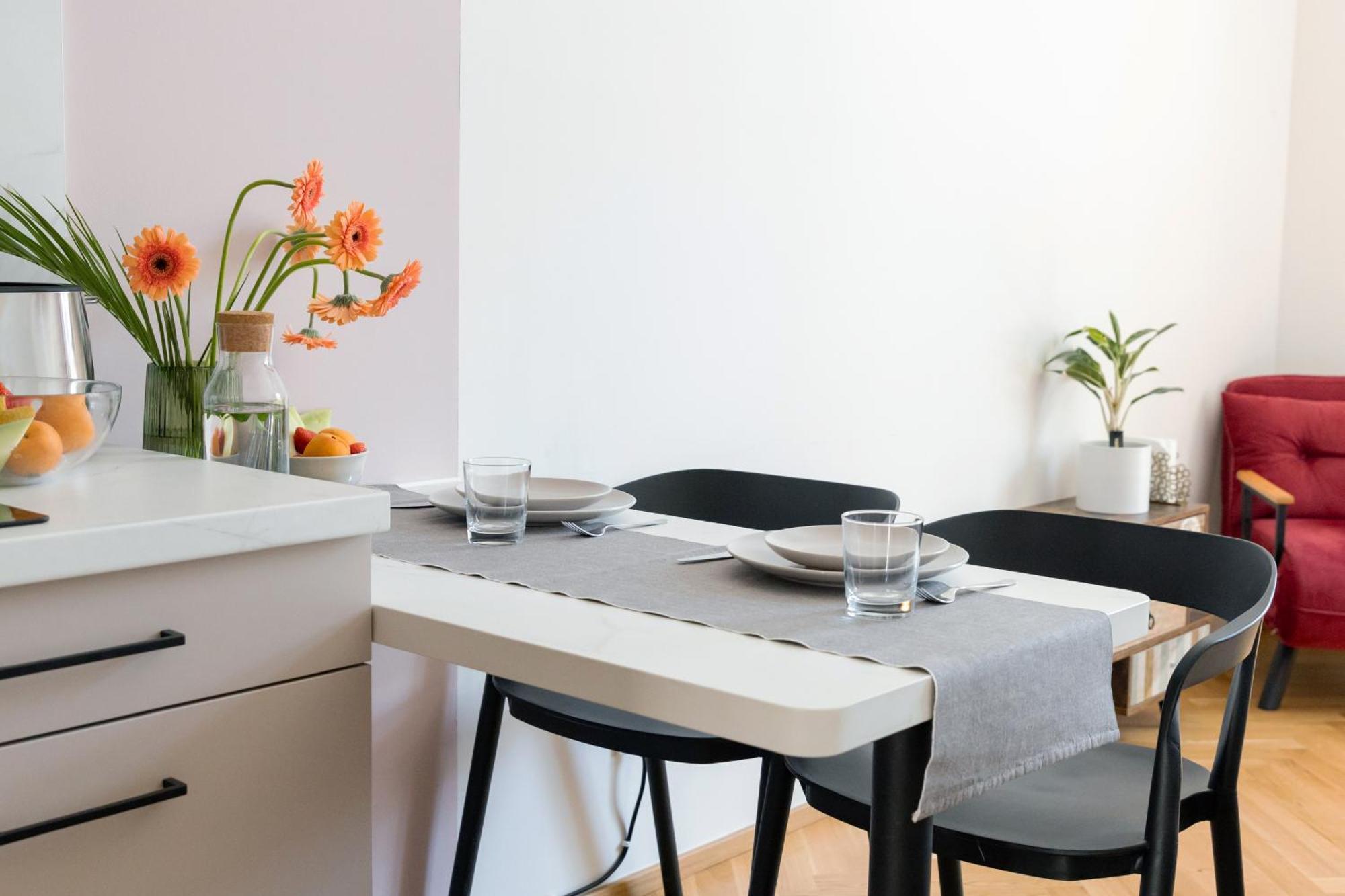 Apartment Visit Oomph *