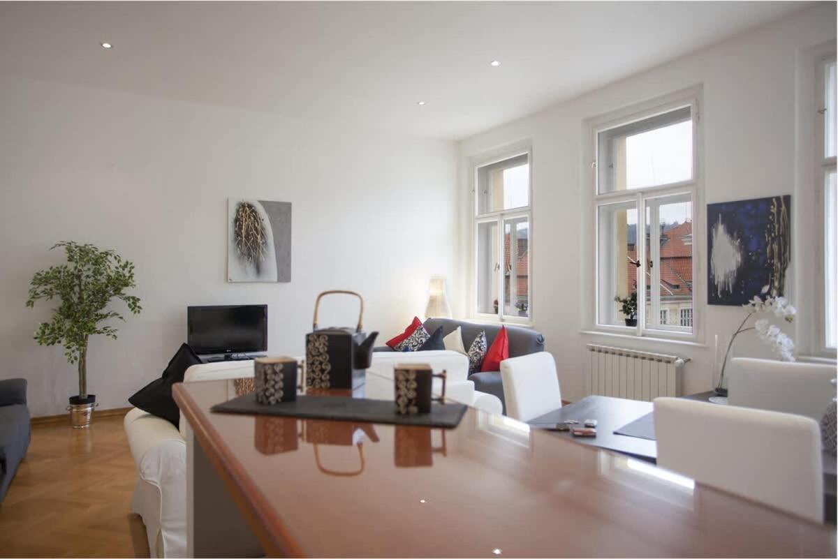 Charles Bridge Apartment Prag