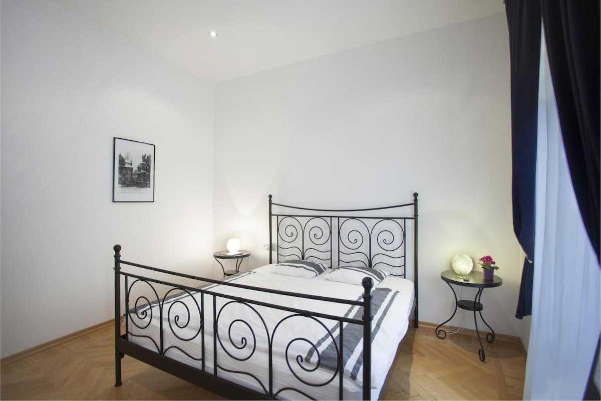 Charles Bridge Apartment Prag