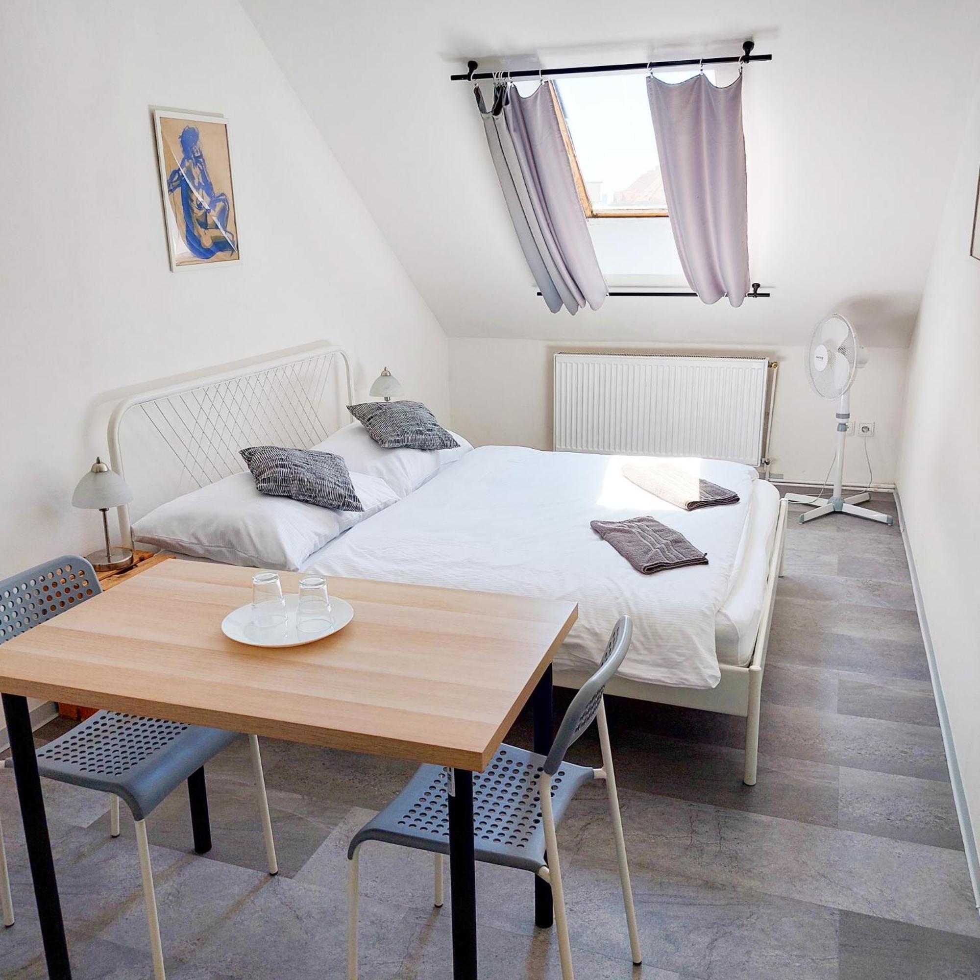R2 Letna Rooftop Retreat Homestay *