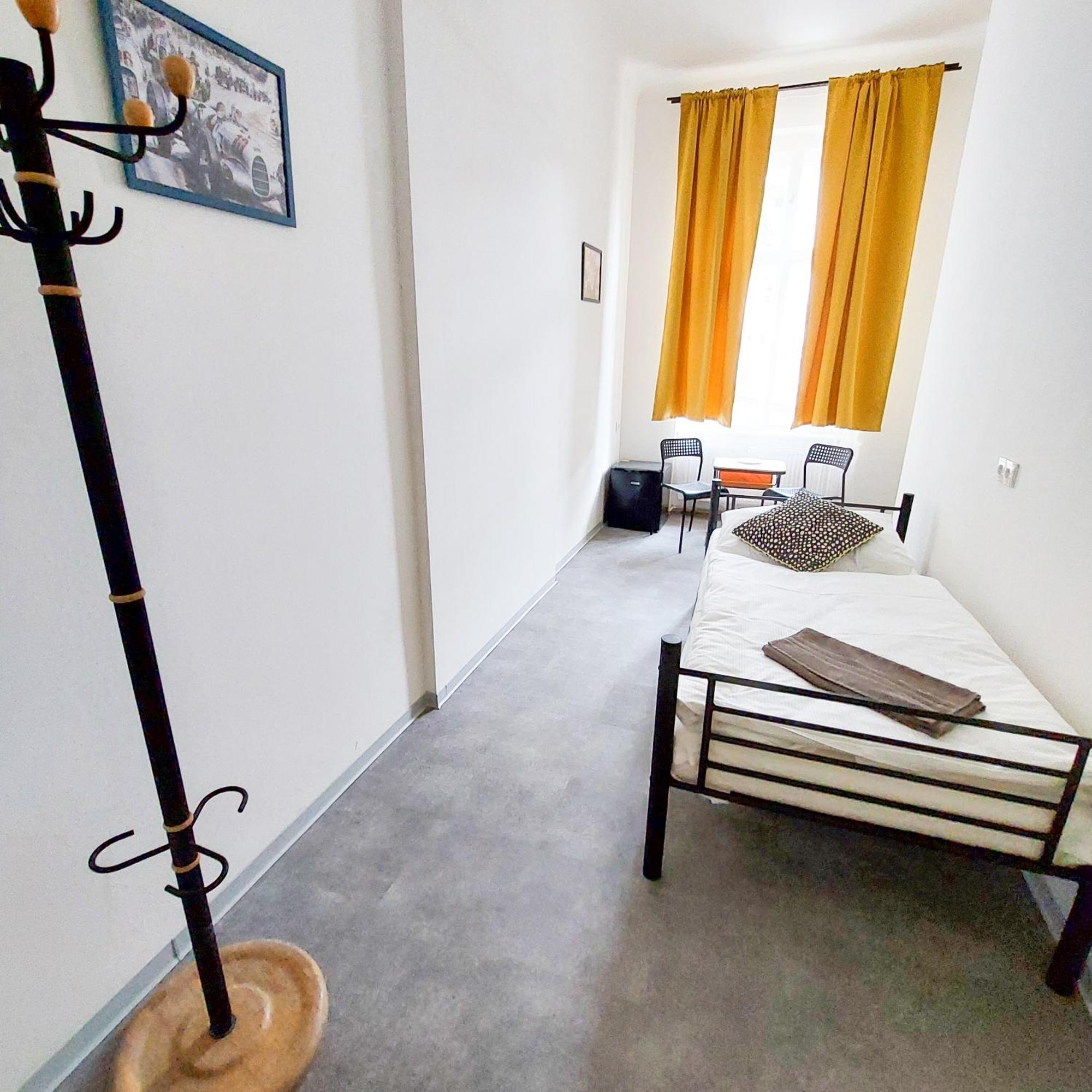 Homestay B5 Single Simple Room In Prague 7 *