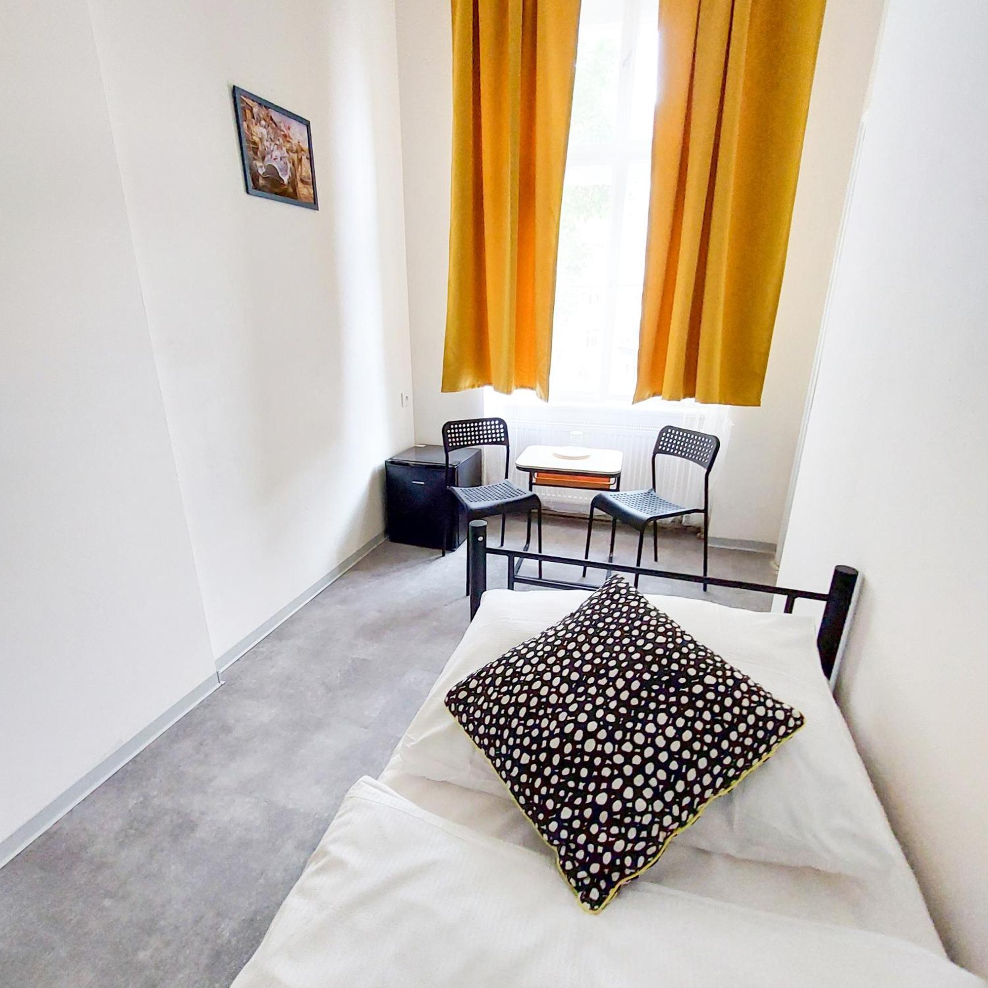 B5 Single Simple Room In Prague 7 Homestay