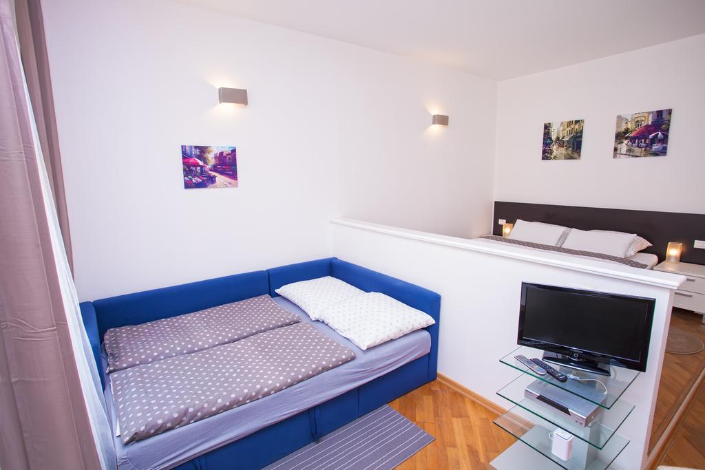 Sunny In Center Apartment Prague