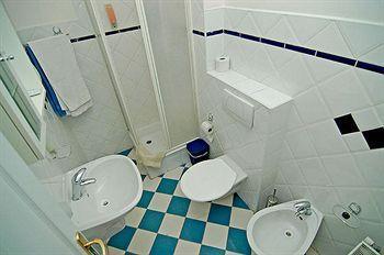V Tunich Hostel *